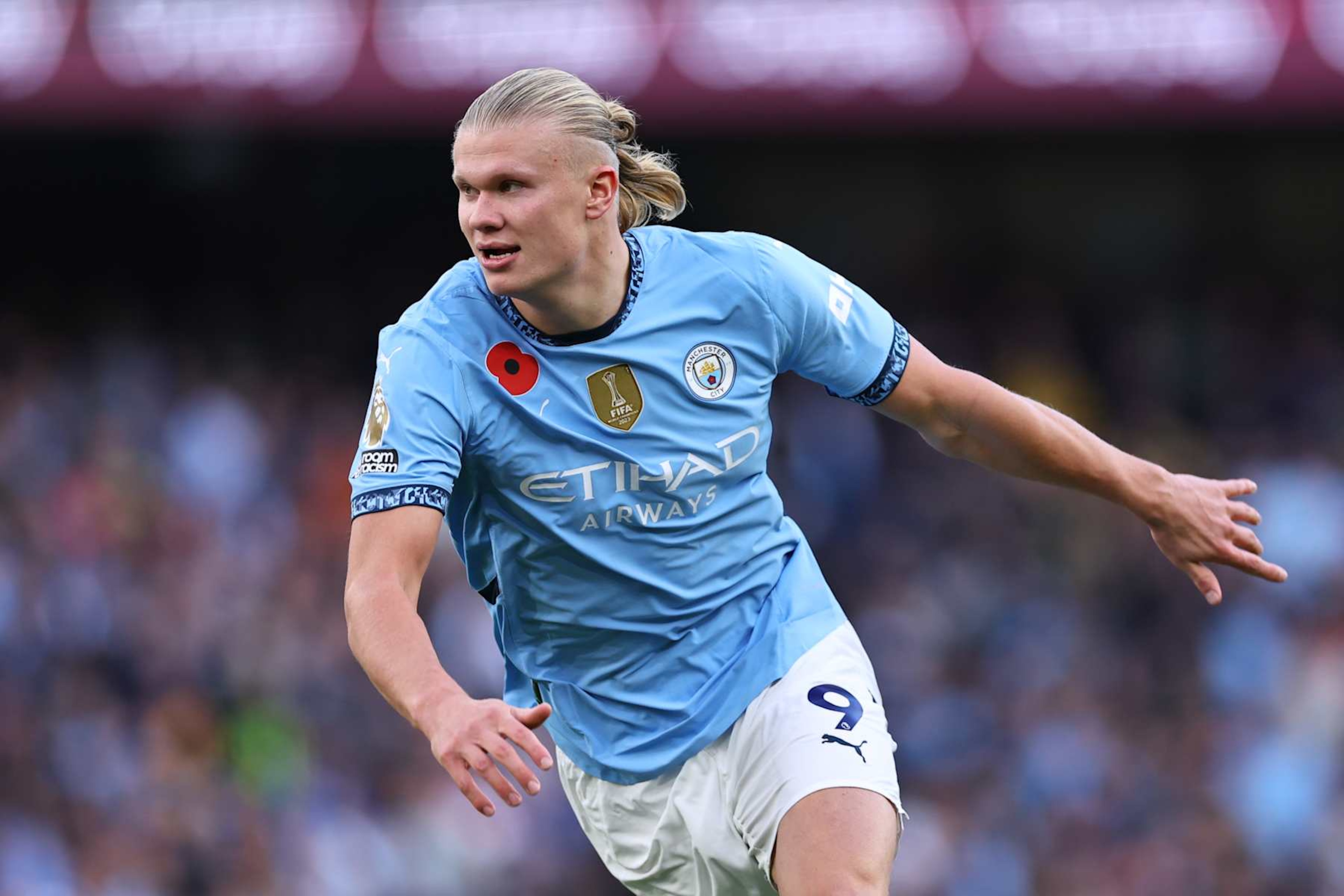 MANCHESTER, ENGLAND - OCTOBER 26: Erling Haaland of Manchester City during the Premier League match between Manchester City FC and Southampton FC at Etihad Stadium on October 26, 2024 in Manchester, England. (Photo by Robbie Jay Barratt - AMA/Getty Images)
