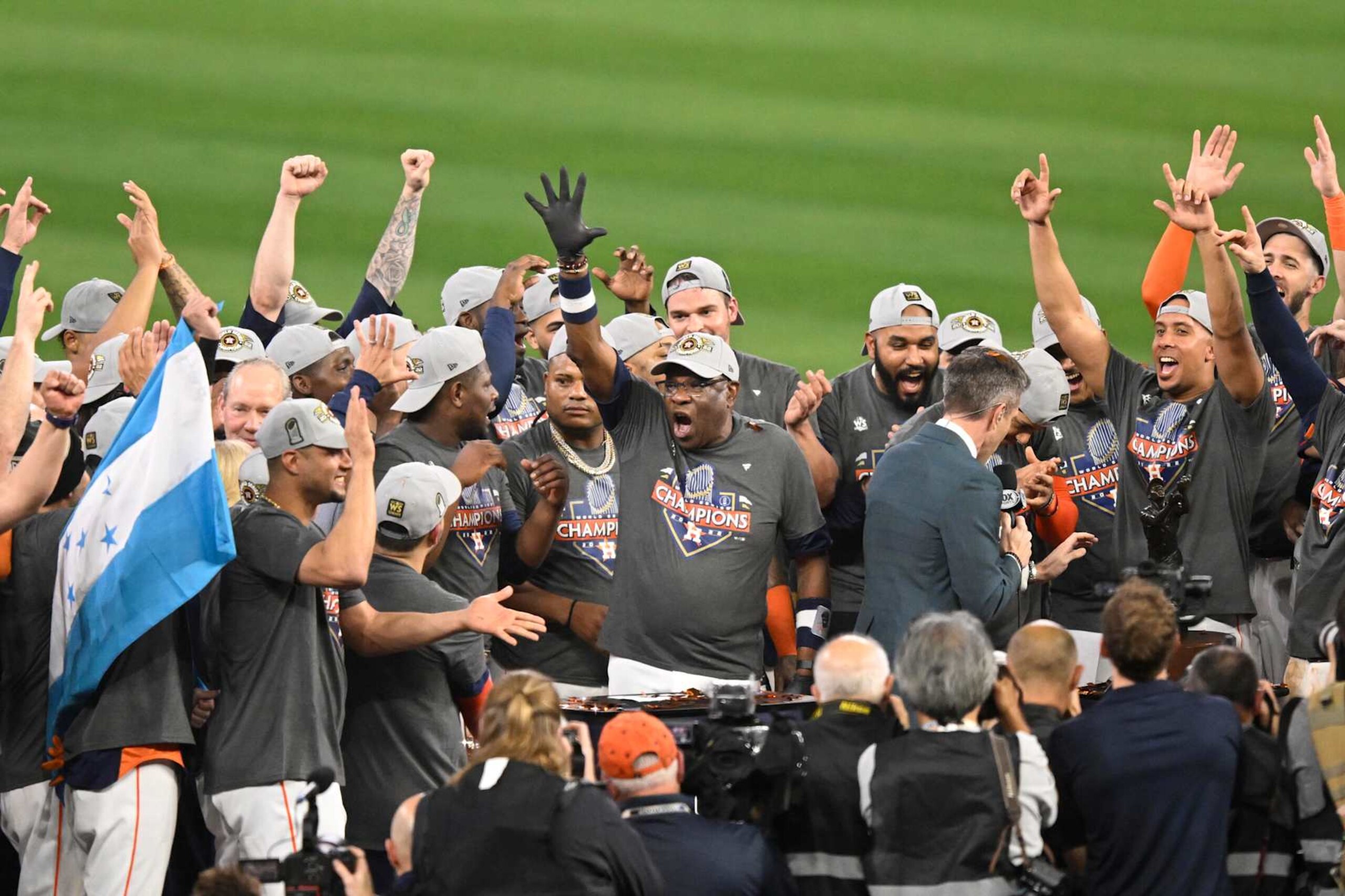 Baseball: World Series: Houston Astros manager Dusty Baker waves to the crowd following game vs Philadelphia Phillies at Minute Maid Park. Game 6.
Houston, TX 11/5/2022
CREDIT: Greg Nelson (Photo by Greg Nelson/Sports Illustrated via Getty Images)
(Set Number: X164229 TK1) Baseball: World Series: Houston Astros manager Dusty Baker waves to the crowd following game vs Philadelphia Phillies at Minute Maid Park. Game 6.
Houston, TX 11/5/2022
CREDIT: Greg Nelson (Photo by Greg Nelson/Sports Illustrated via Getty Images)
(Set Number: X164229 TK1)