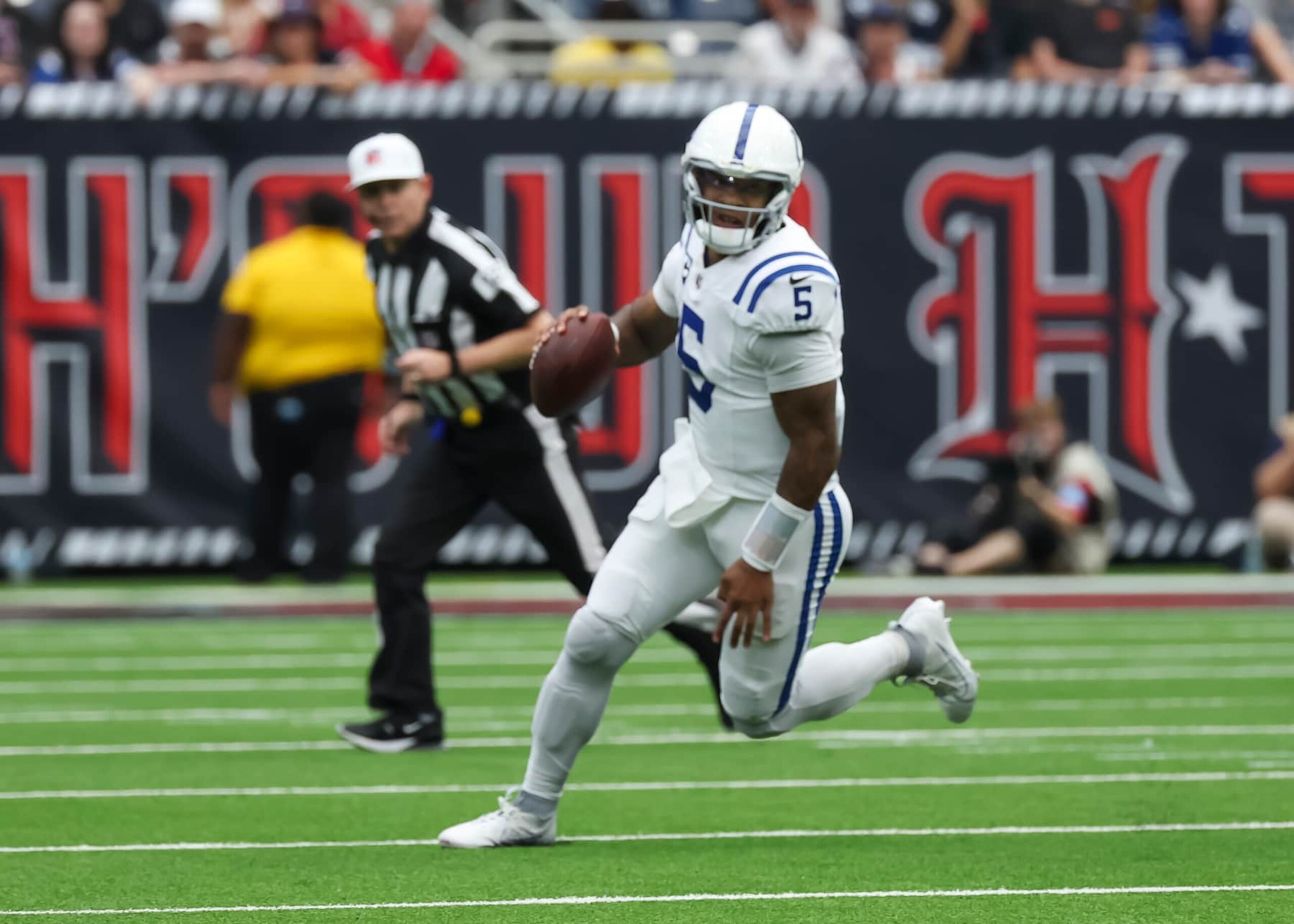 HOUSTON, TX - OCTOBER 27:  Indianapolis Colts quarterback Anthony Richardson (5) carries the ball in the first quarter during the NFL game between the Indianapolis Colts and Houston Texans on October 27, 2024 at NRG Stadium in Houston, Texas.  (Photo by Leslie Plaza Johnson/Icon Sportswire via Getty Images)