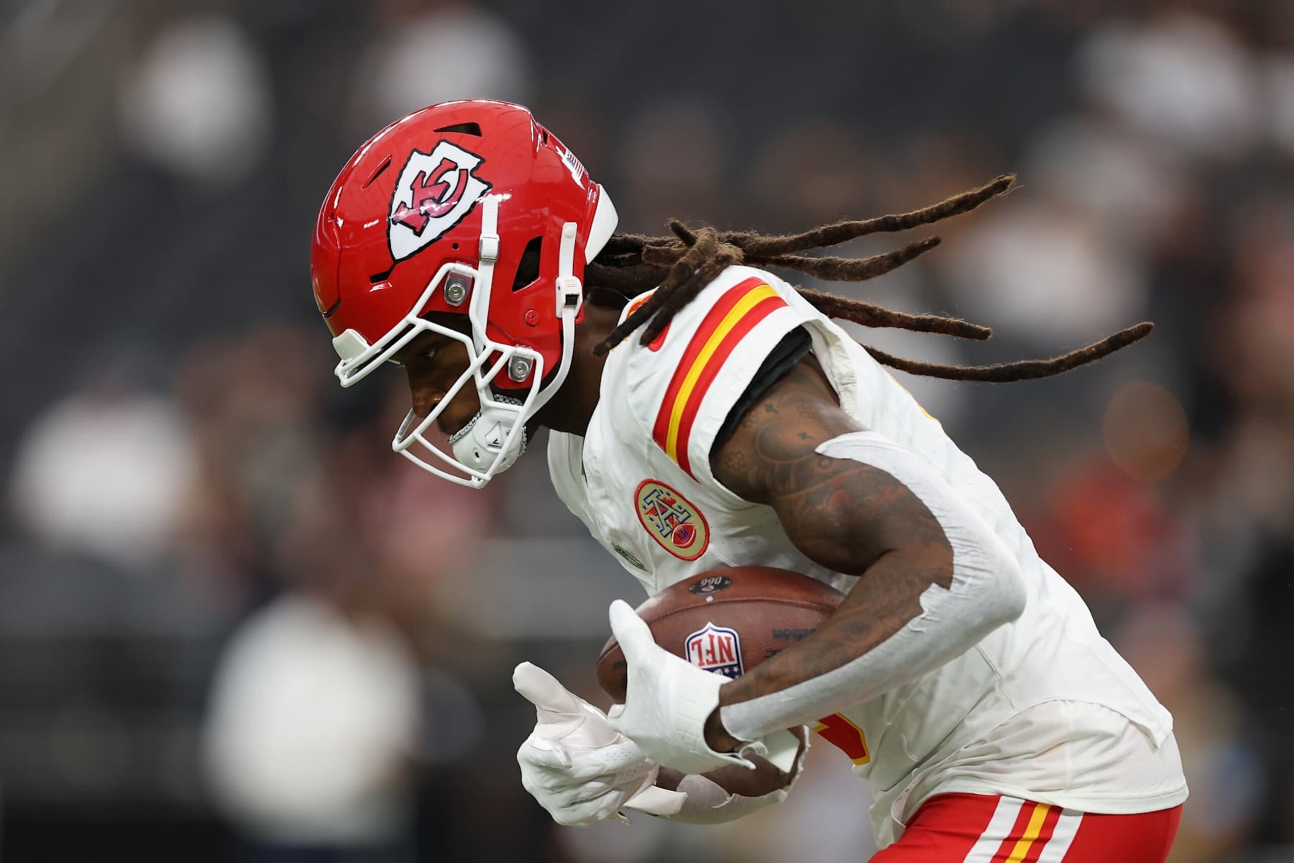 LAS VEGAS, NEVADA - OCTOBER 27: DeAndre Hopkins #8 of the Kansas City Chiefs warms up during the NFL game against the Las Vegas Raiders at Allegiant Stadium on October 27, 2024 in Las Vegas, Nevada. The Chiefs defeated the Raiders 27-20.  (Photo by Christian Petersen/Getty Images)