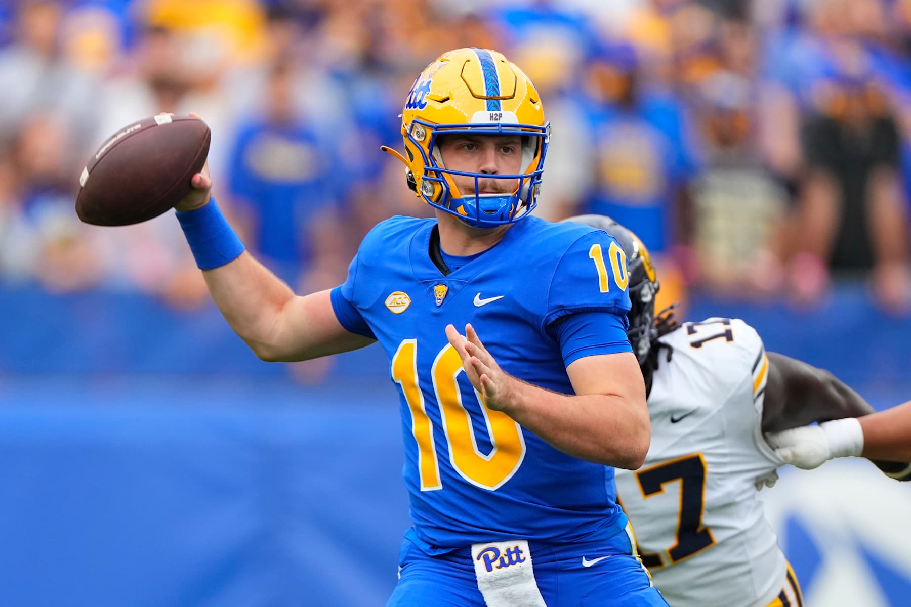 Pitt QB Eli Holstein