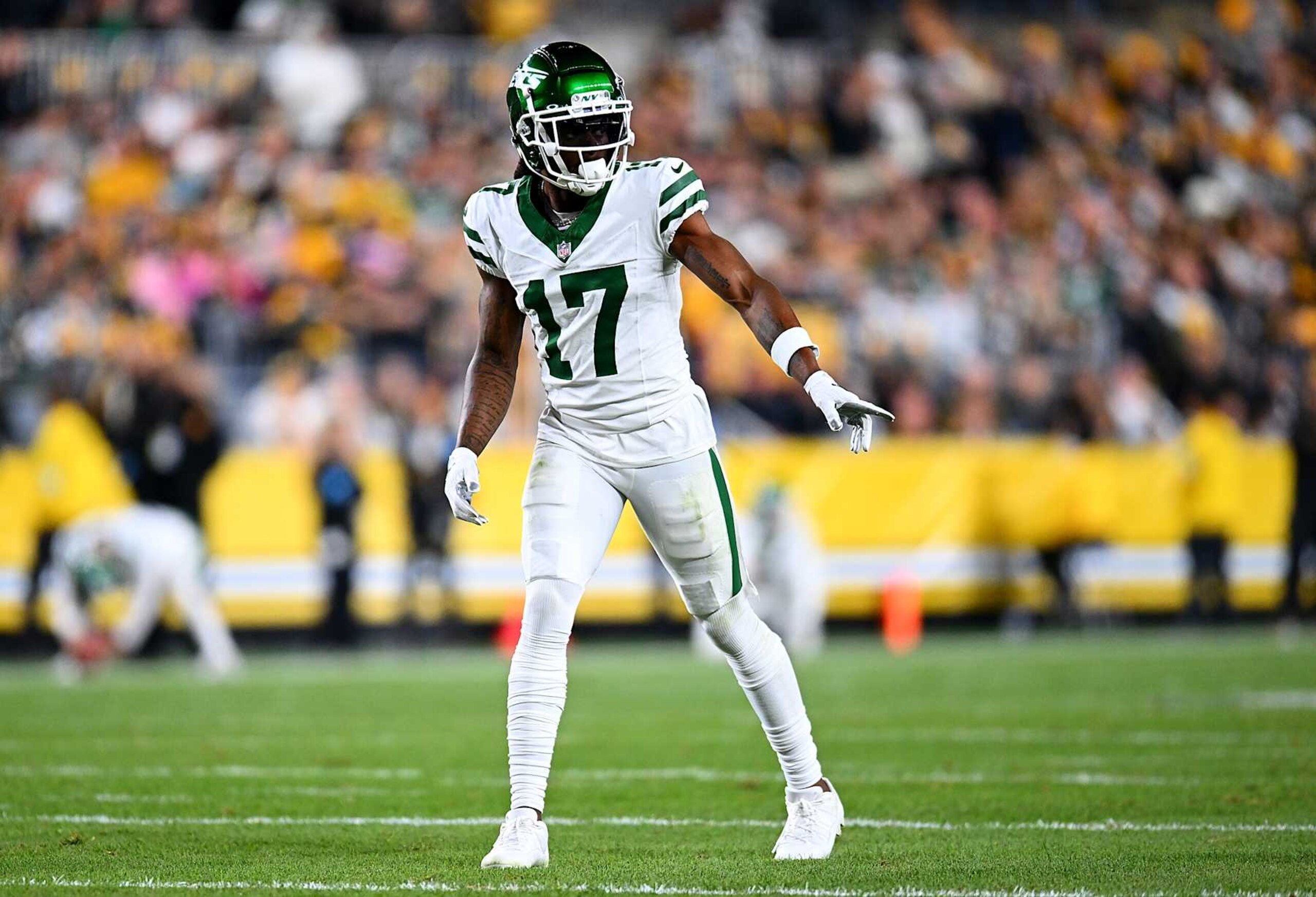 PITTSBURGH, PENNSYLVANIA - OCTOBER 20:  Davante Adams #17 of the New York Jets in action during the game against the Pittsburgh Steelers at Acrisure Stadium on October 20, 2024 in Pittsburgh, Pennsylvania. (Photo by Joe Sargent/Getty Images)