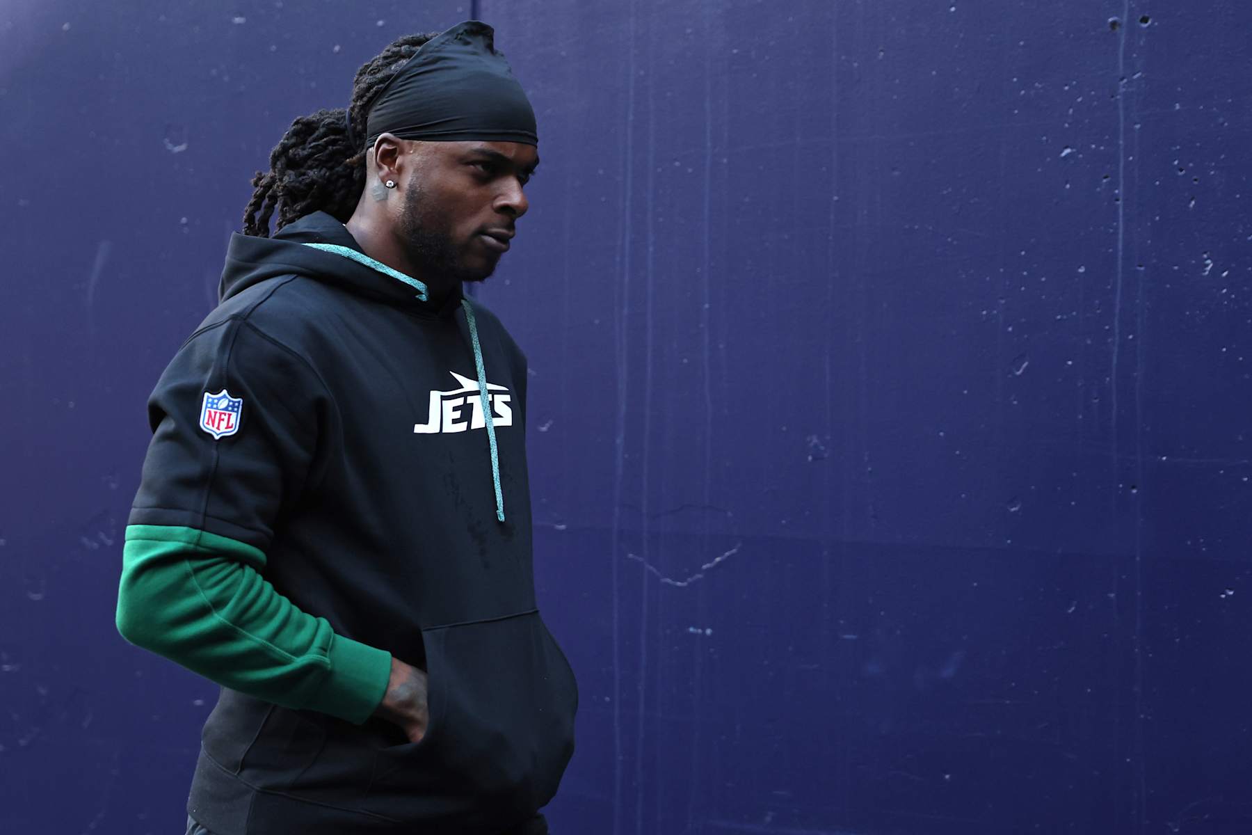 FOXBOROUGH, MASSACHUSETTS - OCTOBER 27: Davante Adams #17 of the New York Jets walks the field prior to the game at Gillette Stadium on October 27, 2024 in Foxborough, Massachusetts. (Photo by Adam Glanzman/Getty Images) FOXBOROUGH, MASSACHUSETTS - OCTOBER 27: Davante Adams #17 of the New York Jets walks the field prior to the game at Gillette Stadium on October 27, 2024 in Foxborough, Massachusetts. (Photo by Adam Glanzman/Getty Images)