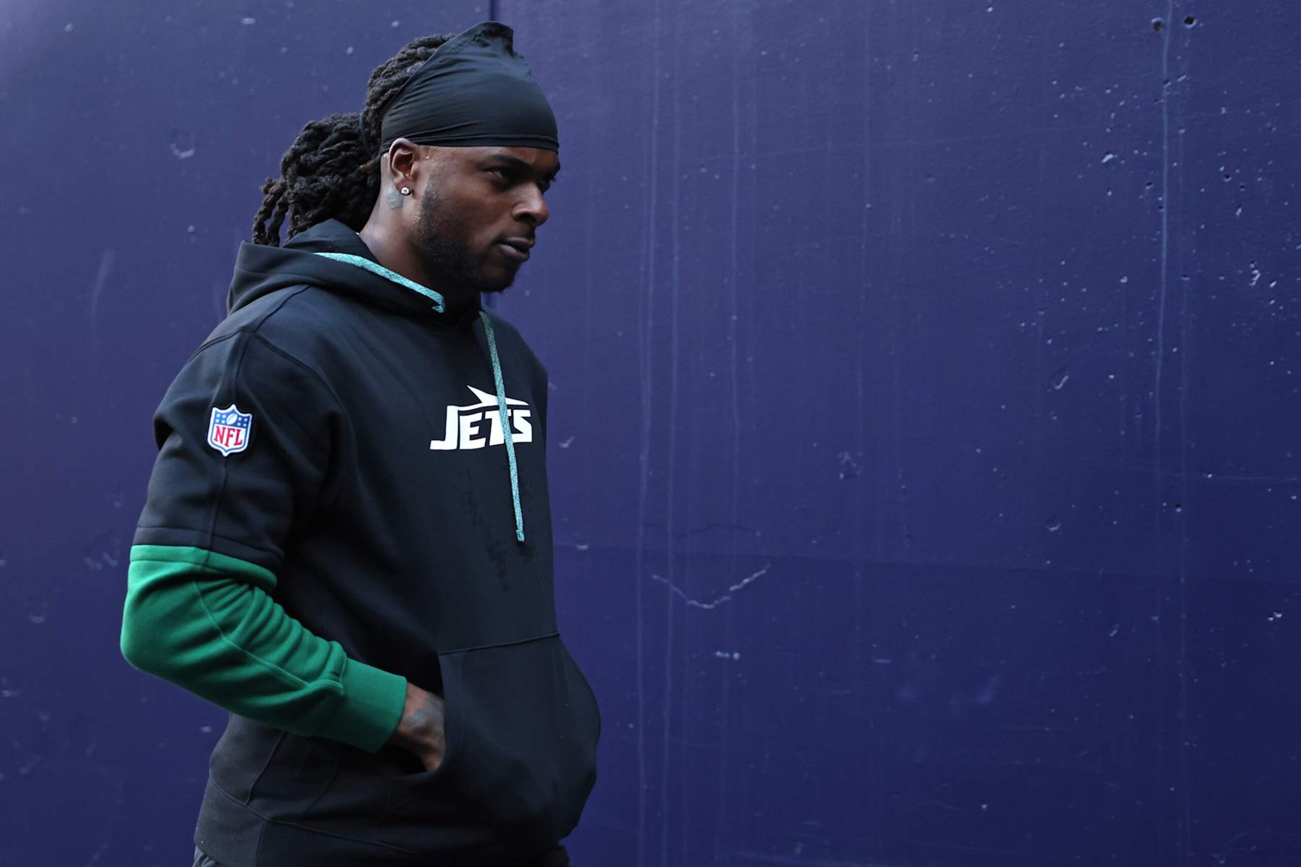FOXBOROUGH, MASSACHUSETTS - OCTOBER 27: Davante Adams #17 of the New York Jets walks the field prior to the game at Gillette Stadium on October 27, 2024 in Foxborough, Massachusetts. (Photo by Adam Glanzman/Getty Images) FOXBOROUGH, MASSACHUSETTS - OCTOBER 27: Davante Adams #17 of the New York Jets walks the field prior to the game at Gillette Stadium on October 27, 2024 in Foxborough, Massachusetts. (Photo by Adam Glanzman/Getty Images)