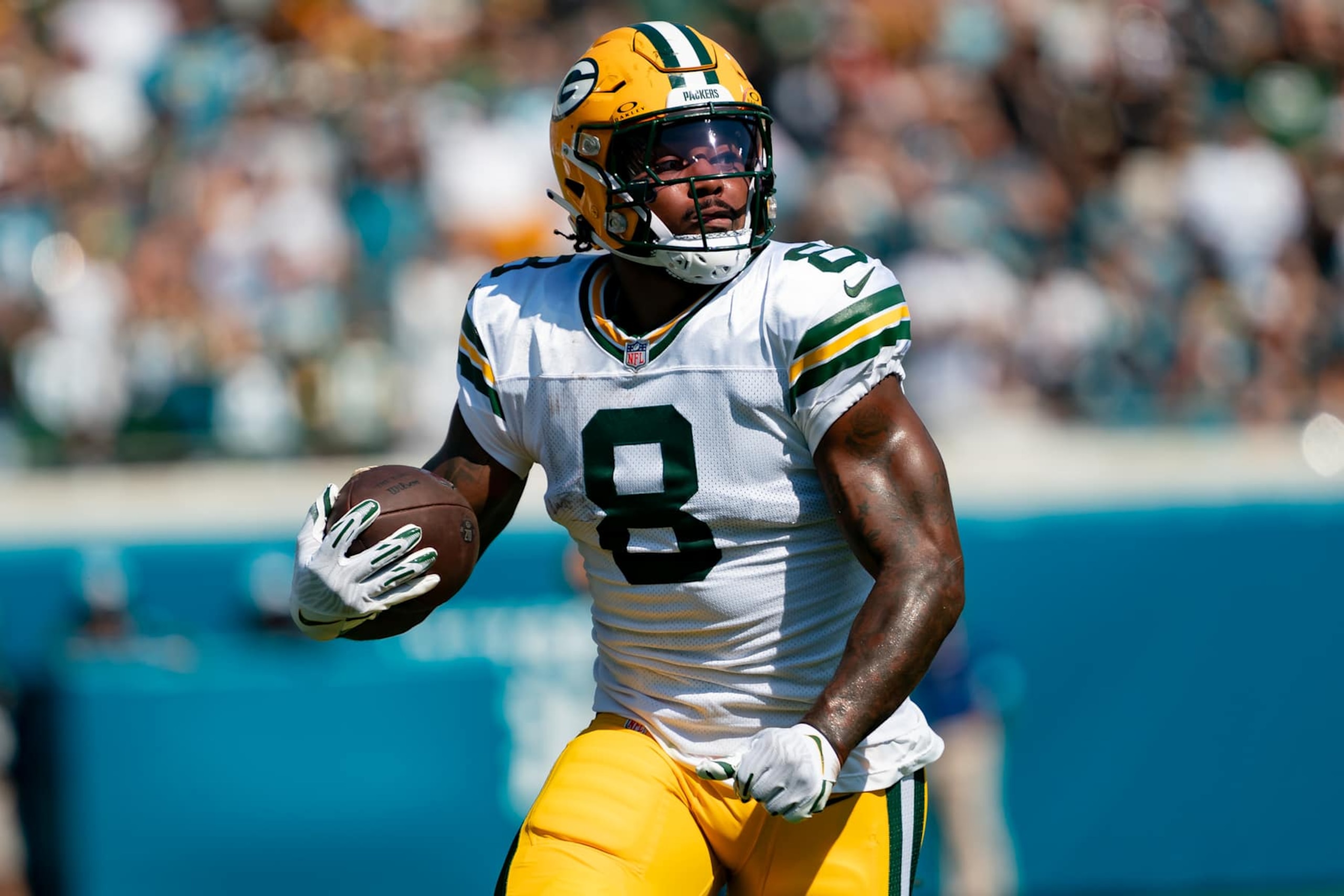 JACKSONVILLE, FL - OCTOBER 27: Green Bay Packers running back Josh Jacobs (8) rushes the ball during a NFL football game between the Green Bay Packers and the Jacksonville Jaguars on October 27th, 2024 at EverBank Stadium in Jacksonville, FL. (Photo by Chris Leduc/Icon Sportswire via Getty Images)