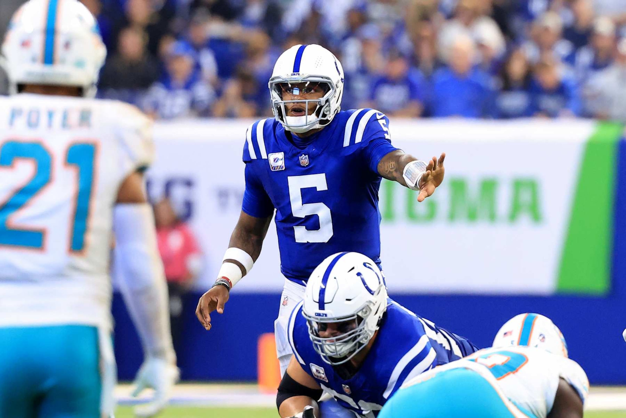 INDIANAPOLIS, INDIANA - OCTOBER 20: Anthony Richardson #5 of the Indianapolis Colts directs his team against the Miami Dolphins at Lucas Oil Stadium on October 20, 2024 in Indianapolis, Indiana. (Photo by Justin Casterline/Getty Images)