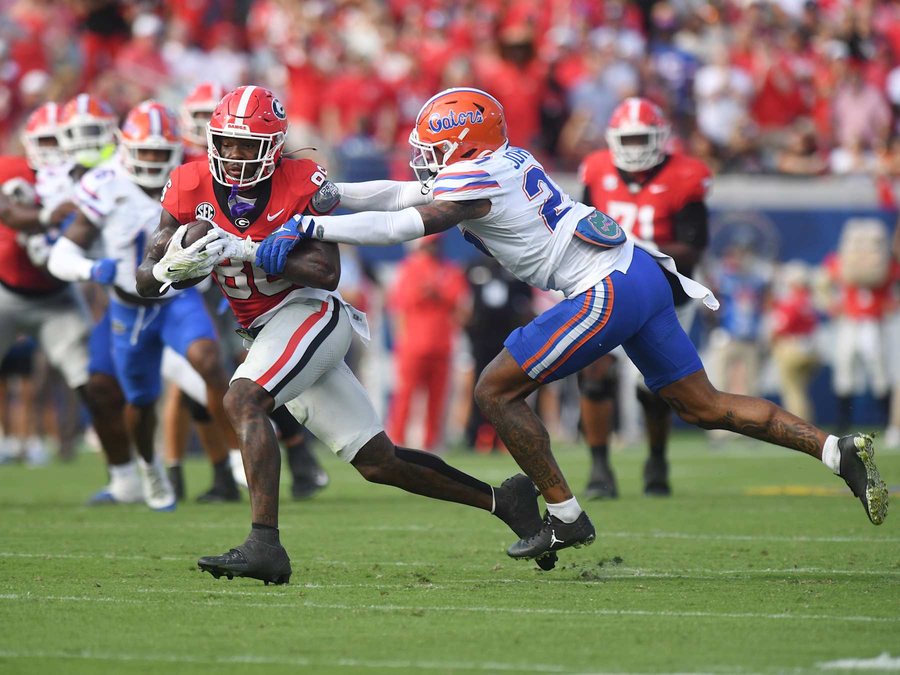 JACKSONVILLE, FL - NOVEMBER 02: Georgia Bulldogs wide receiver Dillon Bell (86) rushes the ball as Florida Gators defensive back Dijon Johnson (27) during the college football game between the Georgia Bulldogs and the Florida Gators on November 02, 2024, at EverBank Stadium in Jacksonville, FL. (Photo by Jeffrey Vest/Icon Sportswire via Getty Images)
