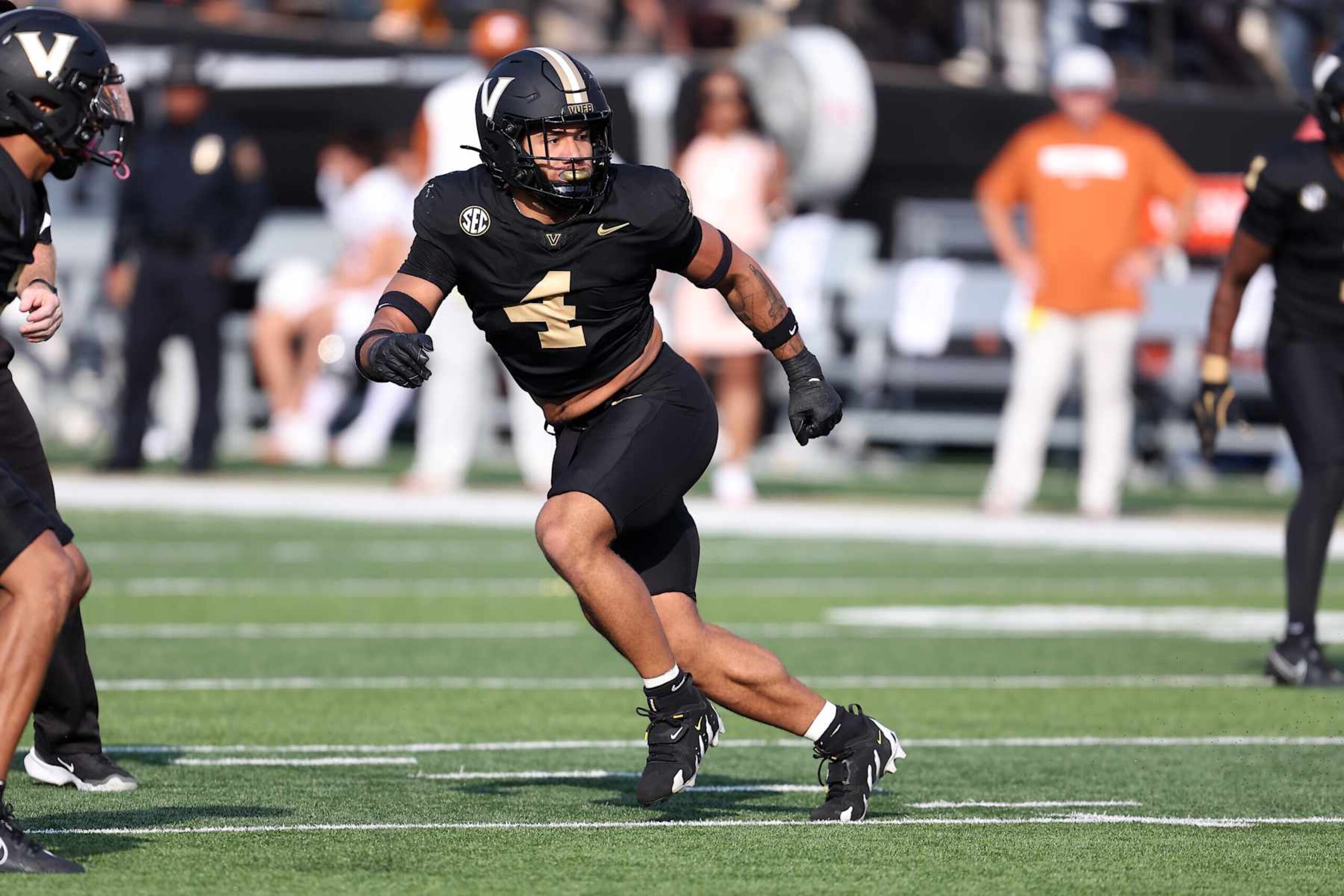 NASHVILLE, TN - OCTOBER 26: Vanderbilt Commodores linebacker Bryan Longwell (4) during the game between the Vanderbilt Commodores and the Texas Longhorns on October 26, 2024 at FirstbBank Stadium in Nashville, Tennessee. (Photo by Michael Wade/Icon Sportswire via Getty Images) NASHVILLE, TN - OCTOBER 26: Vanderbilt Commodores linebacker Bryan Longwell (4) during the game between the Vanderbilt Commodores and the Texas Longhorns on October 26, 2024 at FirstbBank Stadium in Nashville, Tennessee. (Photo by Michael Wade/Icon Sportswire via Getty Images)