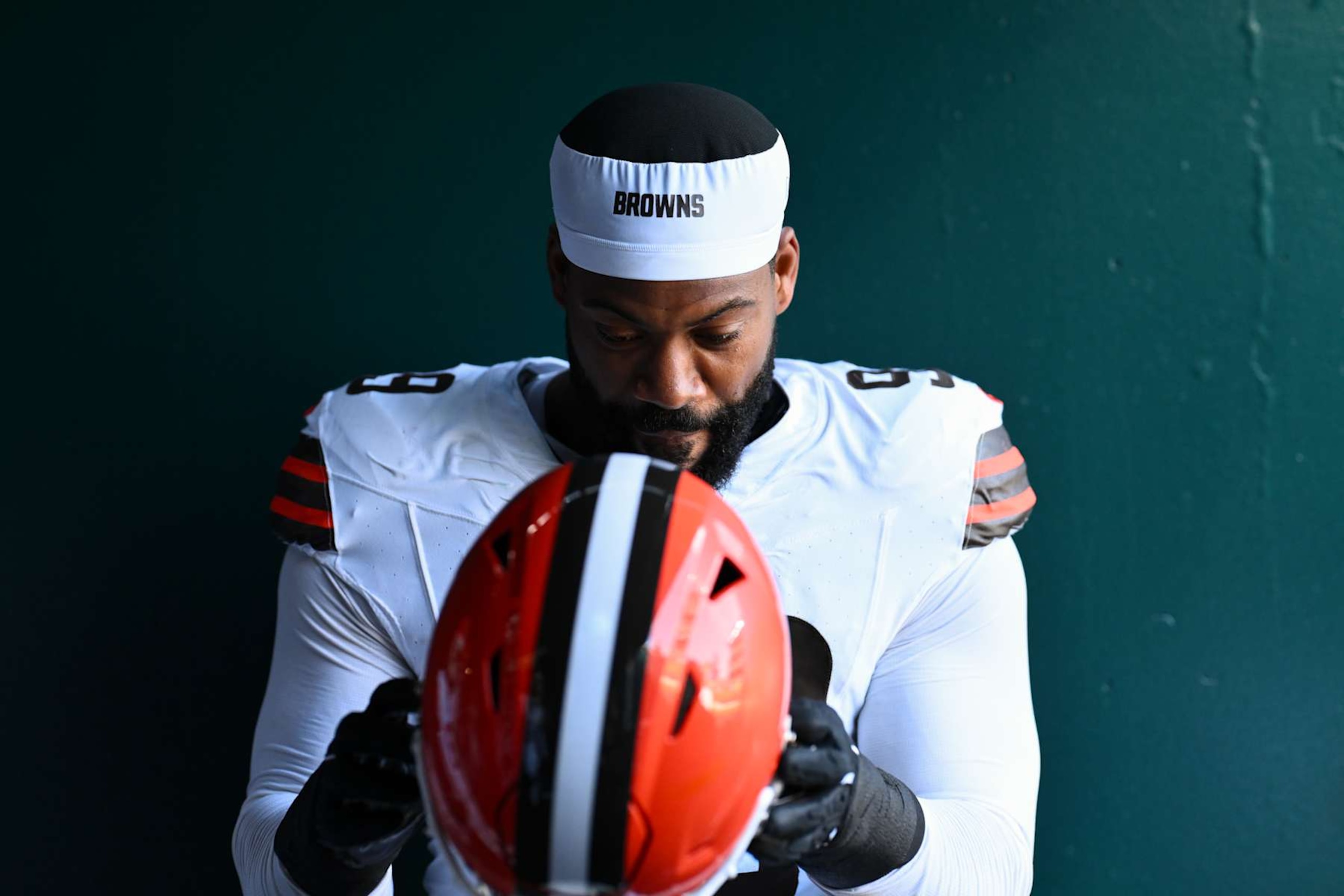 PHILADELPHIA, PA - OCTOBER 13: Cleveland Browns defensive lineman Za'Darius Smith (99) prepares to enter the field before the game between the Cleveland Browns and Philadelphia Eagles on October 13, 2024 at Lincoln Financial Field in Philadelphia, PA. (Photo by Kyle Ross/Icon Sportswire via Getty Images)