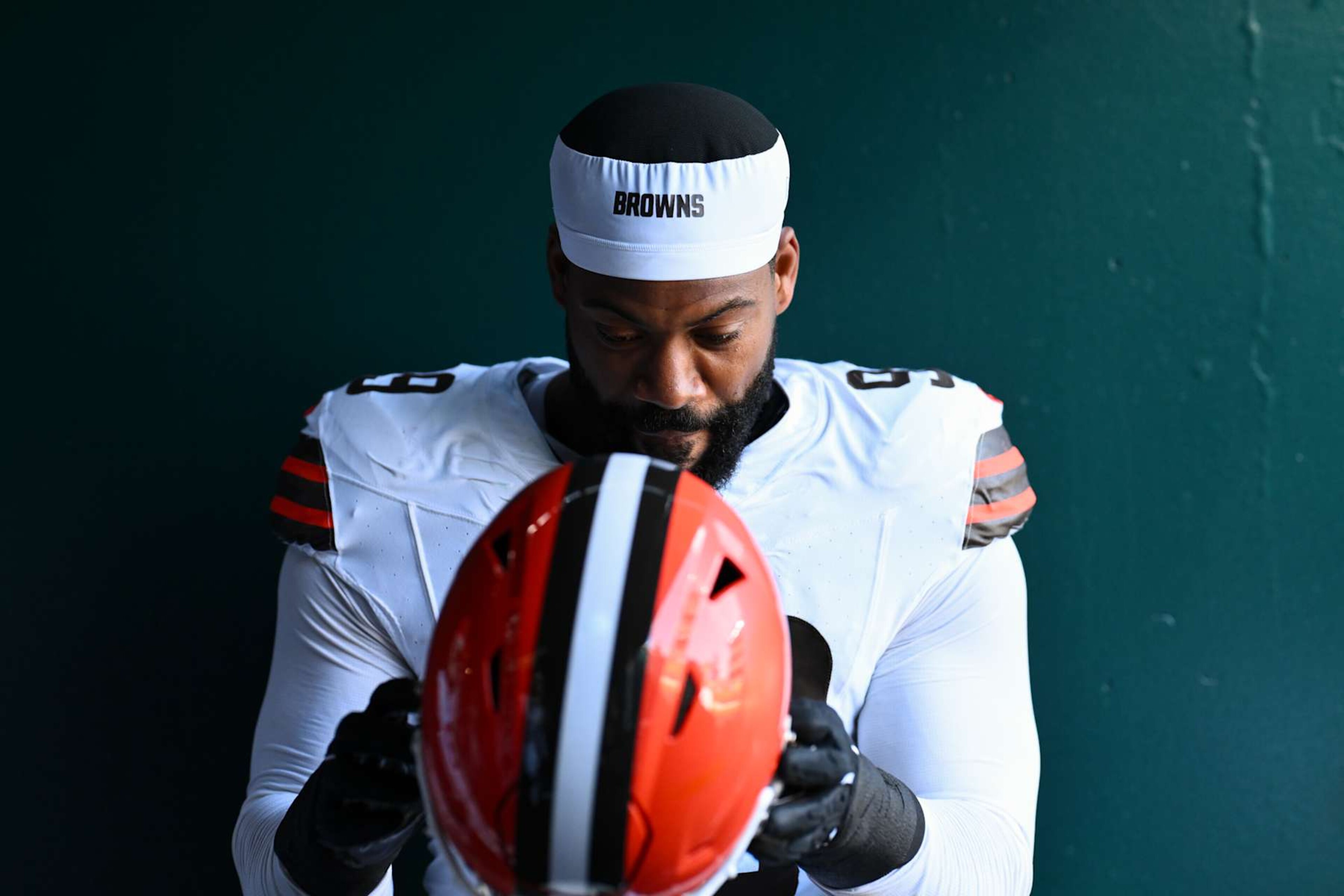 PHILADELPHIA, PA - OCTOBER 13: Cleveland Browns defensive lineman Za'Darius Smith (99) prepares to enter the field before the game between the Cleveland Browns and Philadelphia Eagles on October 13, 2024 at Lincoln Financial Field in Philadelphia, PA. (Photo by Kyle Ross/Icon Sportswire via Getty Images)