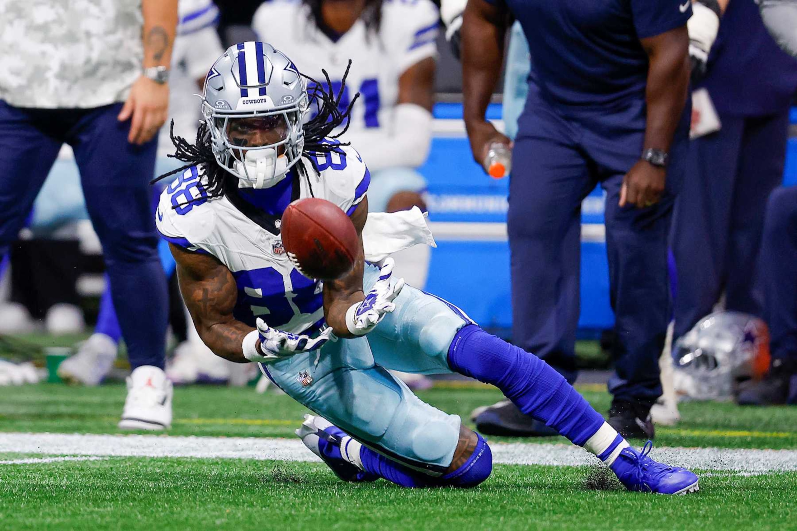 ATLANTA, GEORGIA - NOVEMBER 03: CeeDee Lamb #88 of the Dallas Cowboys makes a catch during the second quarter against the Atlanta Falcons at Mercedes-Benz Stadium on November 03, 2024 in Atlanta, Georgia. (Photo by Todd Kirkland/Getty Images)