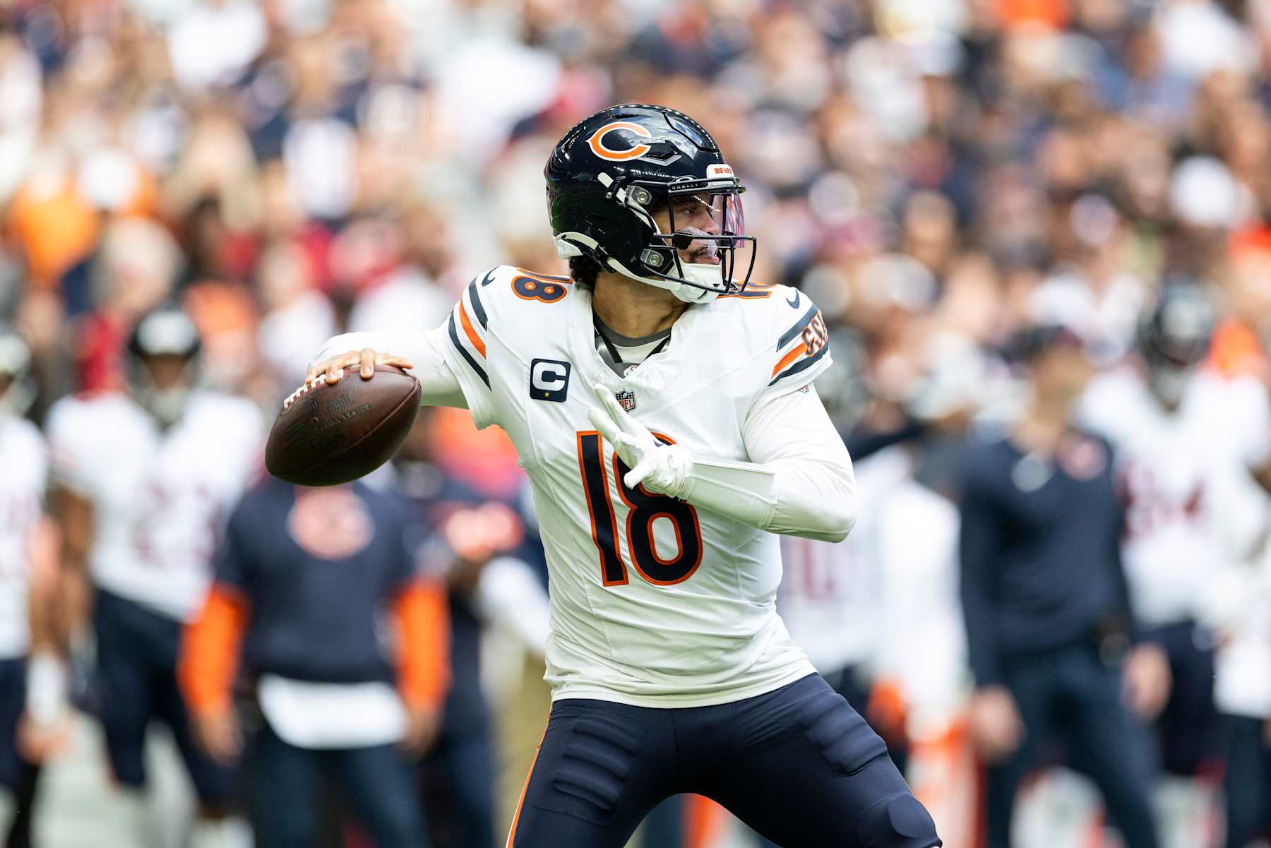 GLENDALE, ARIZONA - NOVEMBER 3: Caleb Williams #18 of the Chicago Bears throws a pass during an NFL Football game against the Arizona Cardinals at  on November 03, 2024 in Glendale, Arizona. (Photo by Michael Owens/Getty Images)
