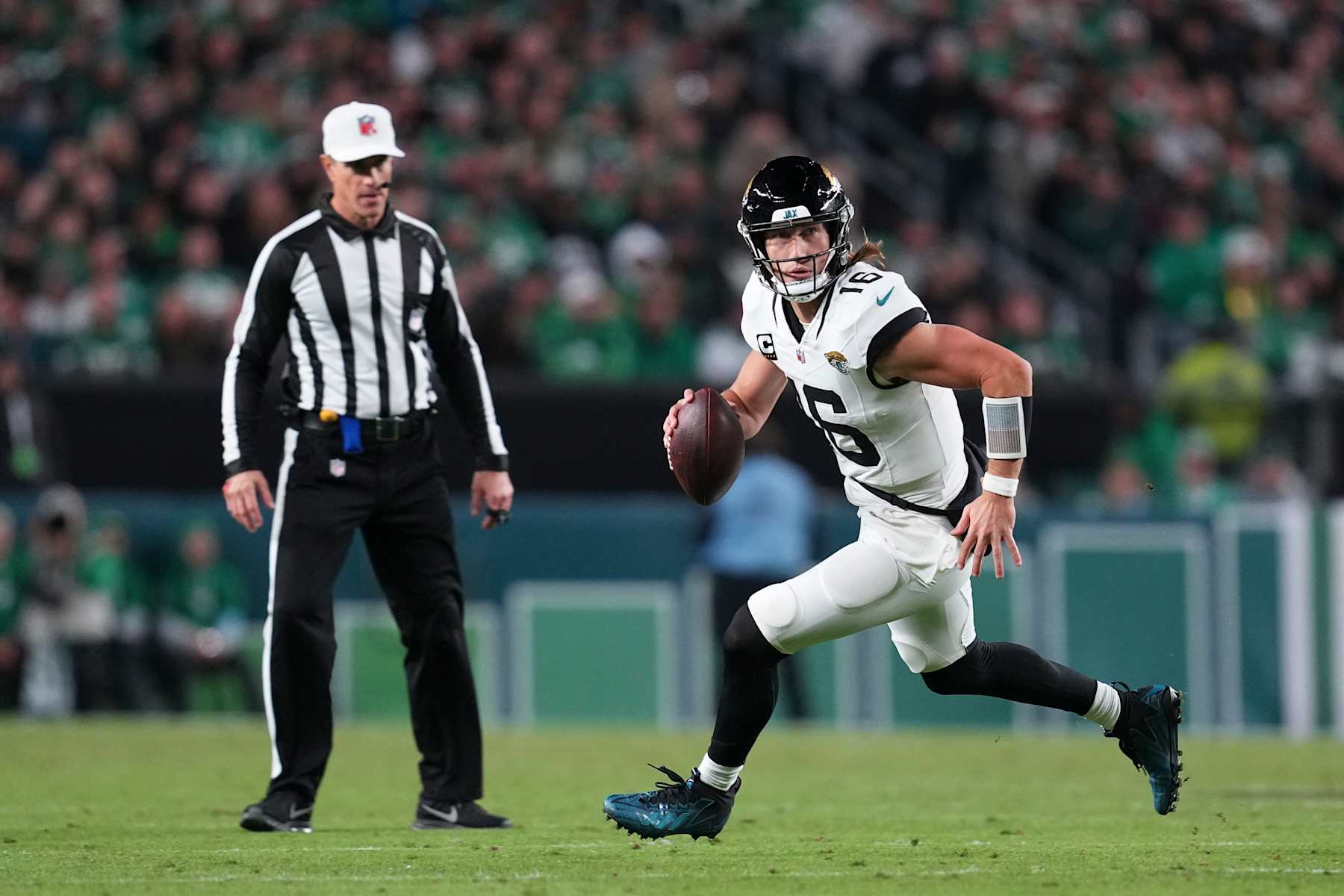 PHILADELPHIA, PENNSYLVANIA - NOVEMBER 3: Trevor Lawrence #16 of the Jacksonville Jaguars runs with the ball against the Philadelphia Eagles at Lincoln Financial Field on November 3, 2024 in Philadelphia, Pennsylvania. (Photo by Mitchell Leff/Getty Images)