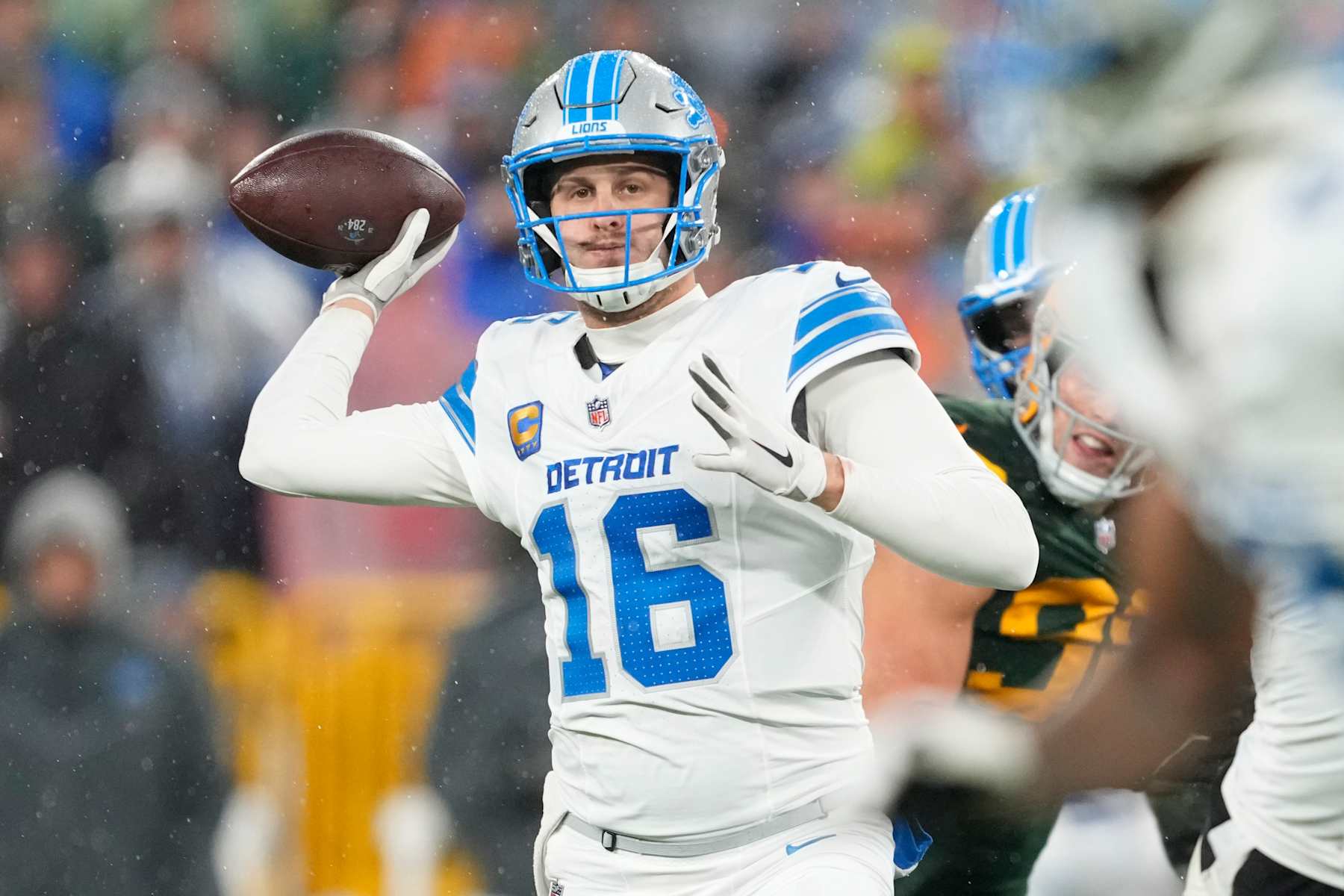 GREEN BAY, WISCONSIN - NOVEMBER 03: Quarterback Jared Goff #16 of the Detroit Lions throws a pass during the second quarter against the Green Bay Packers at Lambeau Field on November 03, 2024 in Green Bay, Wisconsin. (Photo by Patrick McDermott/Getty Images)