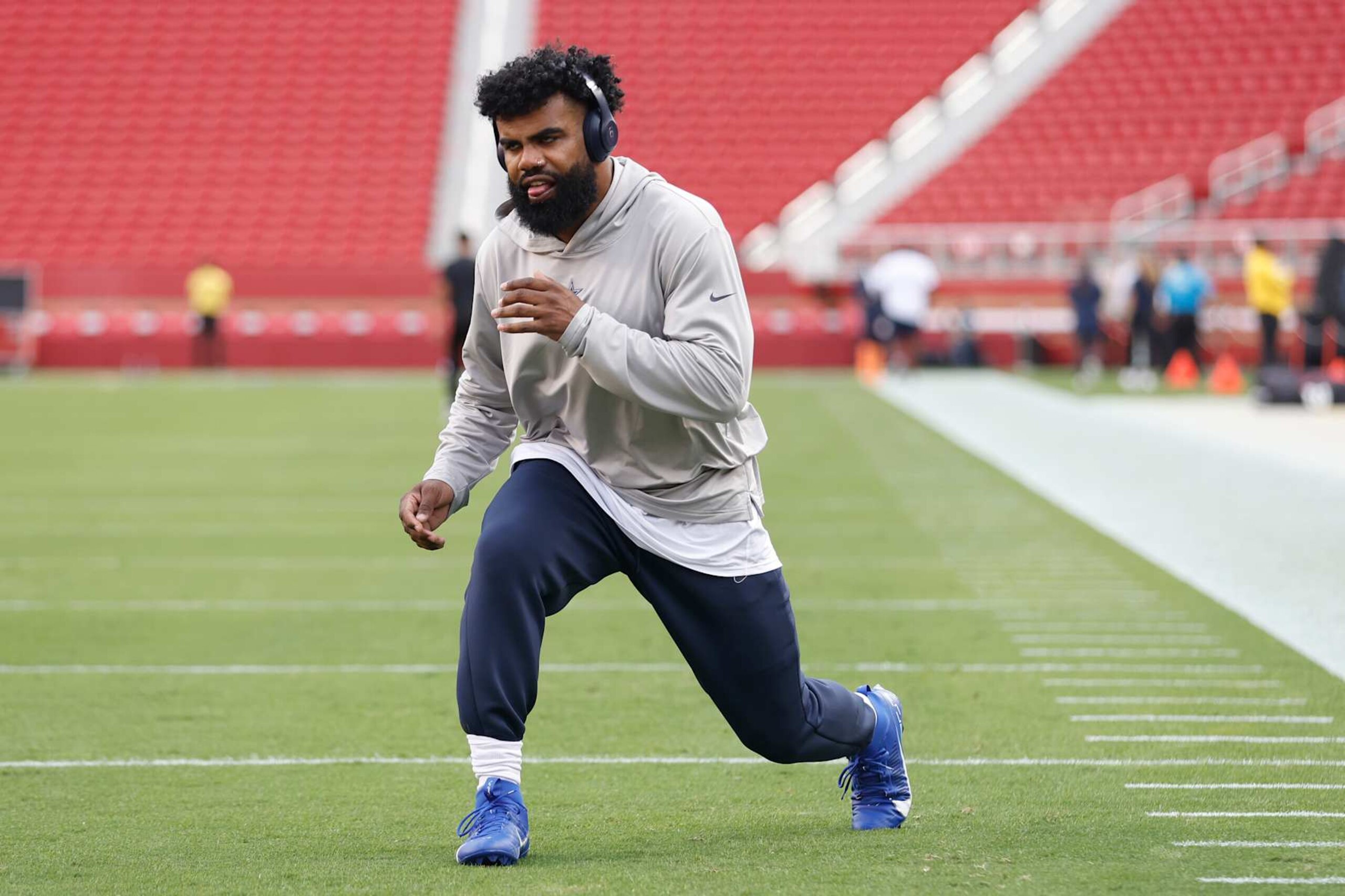SANTA CLARA, CALIFORNIA - OCTOBER 27: Ezekiel Elliott #15 of the Dallas Cowboys warms up prior to a game against the San Francisco 49ers at Levi's Stadium on October 27, 2024 in Santa Clara, California. (Photo by Lachlan Cunningham/Getty Images)