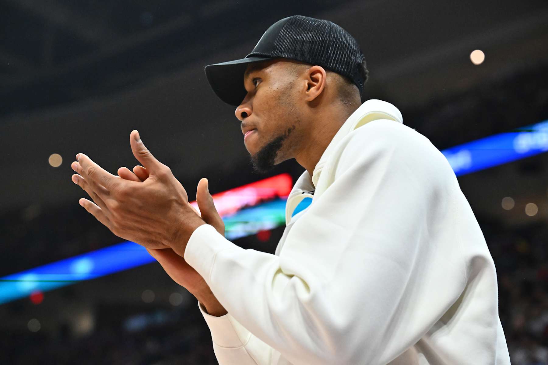 CLEVELAND, OHIO - NOVEMBER 04: Giannis Antetokounmpo #34 of the Milwaukee Bucks claps for his teammates while on the bench during the first quarter against the Cleveland Cavaliers at Rocket Mortgage Fieldhouse on November 04, 2024 in Cleveland, Ohio. NOTE TO USER: User expressly acknowledges and agrees that, by downloading and or using this photograph, User is consenting to the terms and conditions of the Getty Images License Agreement. (Photo by Jason Miller/Getty Images)