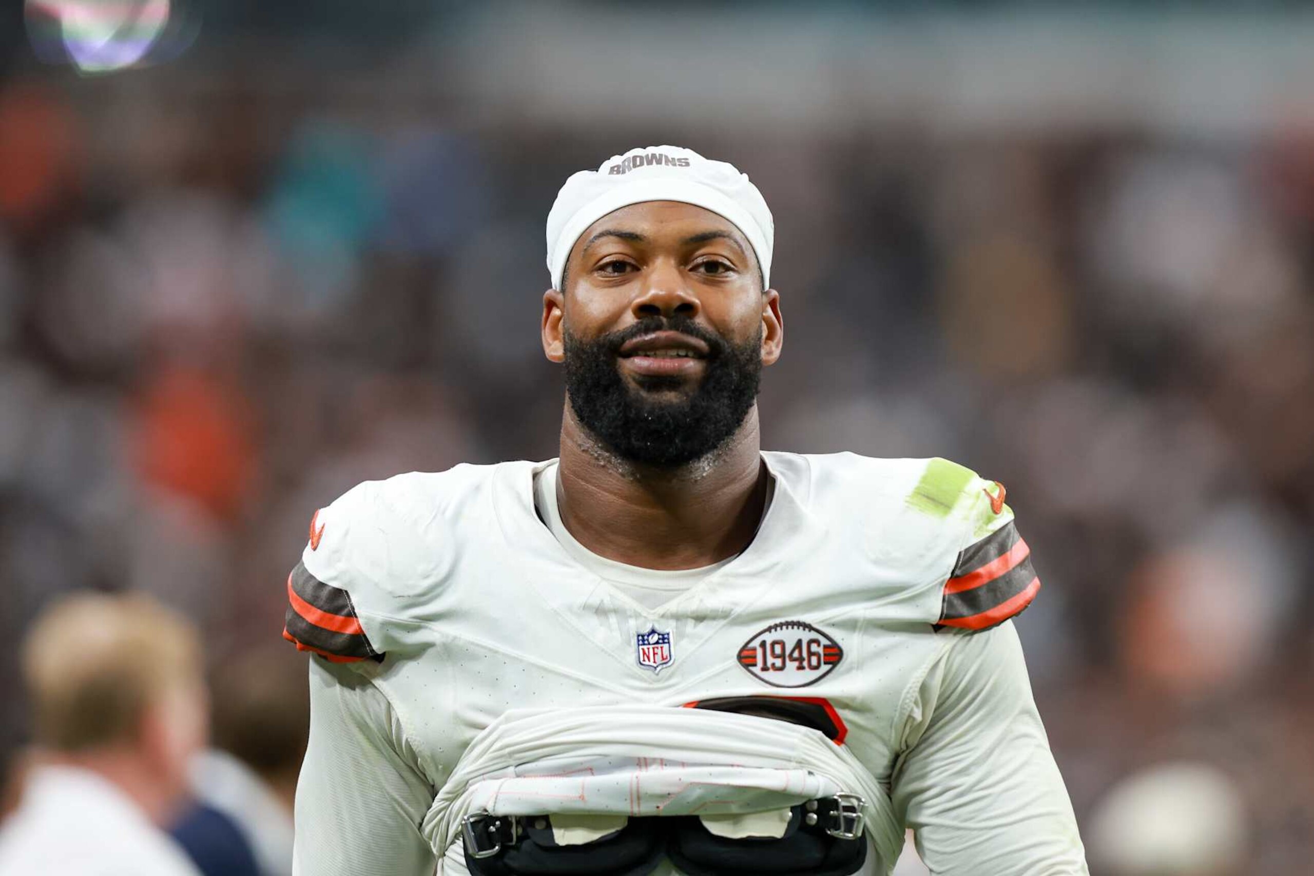 LAS VEGAS, NV - SEPTEMBER 29: Cleveland Browns defensive end Za'Darius Smith (99) walks off the field after a NFL game between the Cleveland Browns vs Las Vegas Raiders game on September 29, 2024, at Allegiant Stadium in Las Vegas, NV. (Photo by Jordon Kelly/Icon Sportswire via Getty Images)