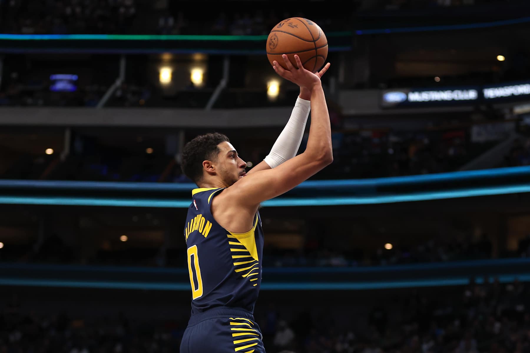 DALLAS, TEXAS - NOVEMBER 04: Tyrese Haliburton #0 of the Indiana Pacers shoots during the second half against the Dallas Mavericks at American Airlines Center on November 04, 2024 in Dallas, Texas. NOTE TO USER: User expressly acknowledges and agrees that, by downloading and or using this photograph, User is consenting to the terms and conditions of the Getty Images License Agreement. (Photo by Sam Hodde/Getty Images)