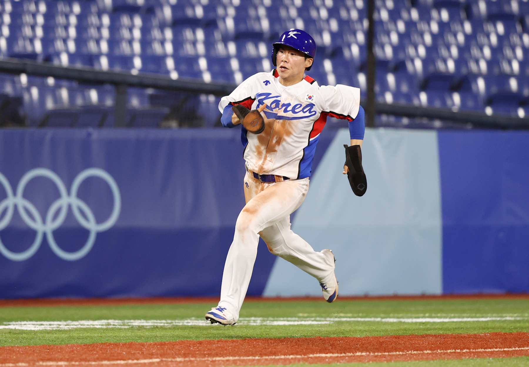 YOKOHAMA, JAPAN - AUGUST 01: Hyeseong Kim #3 of Team South Korea runs in to score their second run during the round one of baseball team competition match between Team Dominican Republic and Team South Korea on day nine of the Tokyo 2020 Olympic Games at Yokohama Baseball Stadium on August 01, 2021 in Yokohama, Kanagawa, Japan. (Photo by Yuichi Masuda/Getty Images)