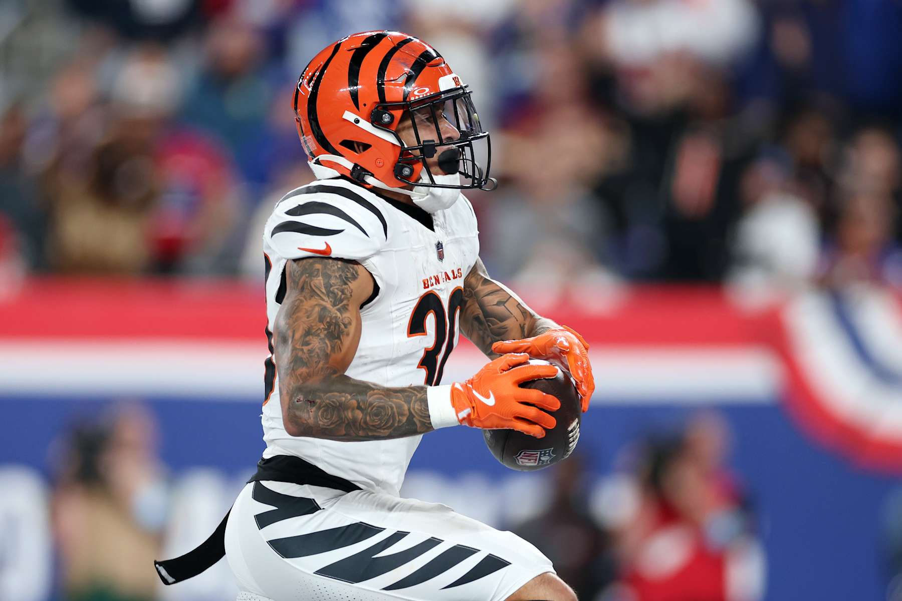 EAST RUTHERFORD, NEW JERSEY - OCTOBER 13: Chase Brown #30 of the Cincinnati Bengals in action during the game against the New York Giants at MetLife Stadium on October 13, 2024 in East Rutherford, New Jersey. (Photo by Sarah Stier/Getty Images)