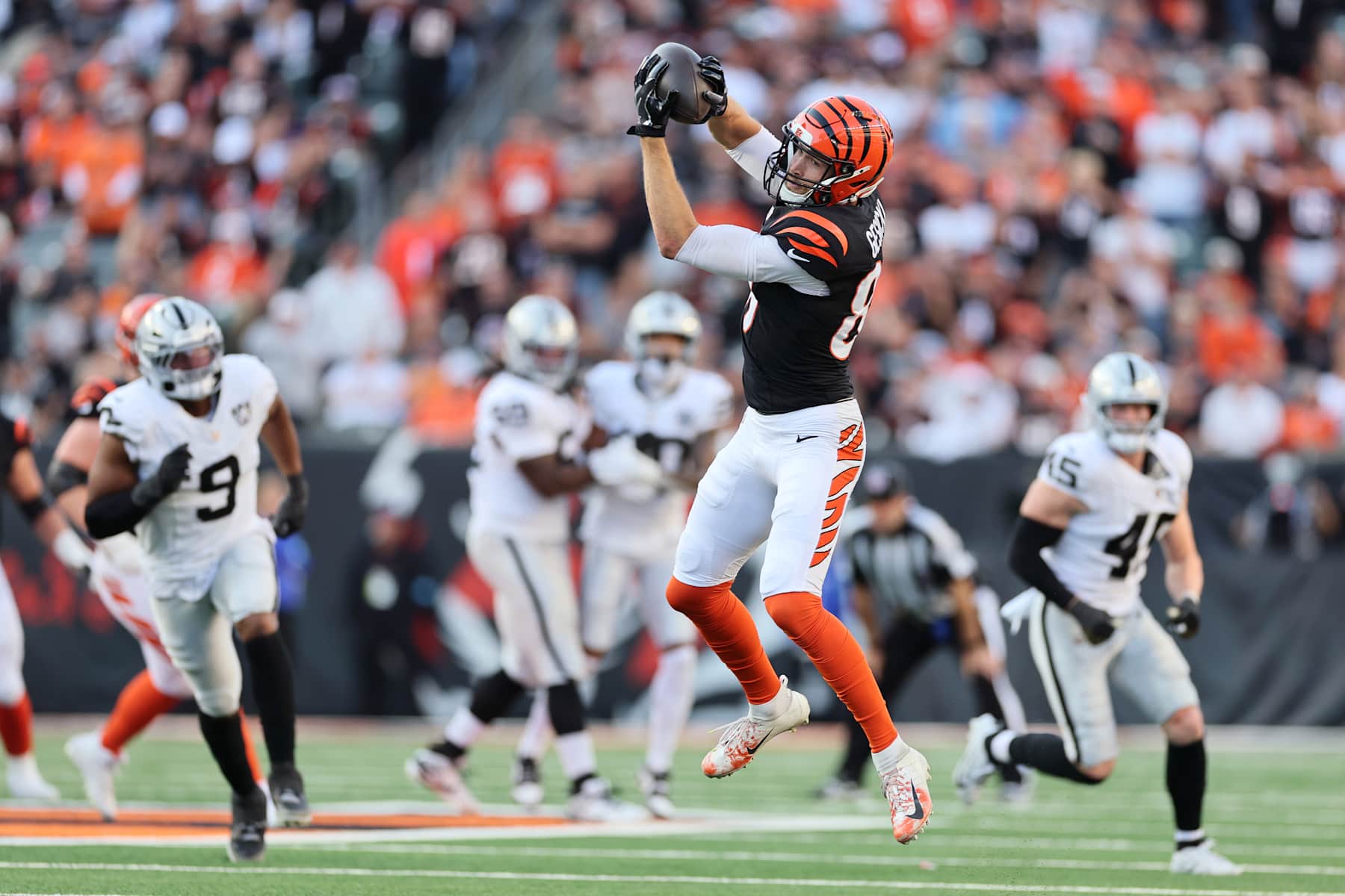 CINCINNATI, OHIO - NOVEMBER 03: Mike Gesicki #88 of the Cincinnati Bengals catches a pass in the fourth quarter of a game against the Las Vegas Raiders at Paycor Stadium on November 03, 2024 in Cincinnati, Ohio. (Photo by Andy Lyons/Getty Images)