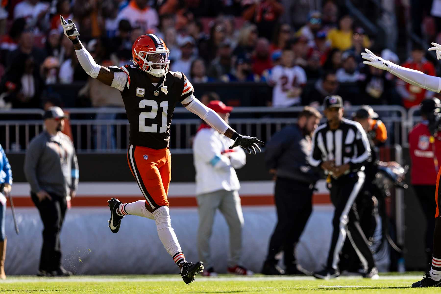 CLEVELAND, OHIO - NOVEMBER 3: Denzel Ward #21 of the Cleveland Browns celebrates a stop in the first quarter of the game against the Los Angeles Chargers at Huntington Bank Field on November 3, 2024 in Cleveland, Ohio. The Chargers beat the Browns 27-10. (Photo by Lauren Leigh Bacho/Getty Images) CLEVELAND, OHIO - NOVEMBER 3: Denzel Ward #21 of the Cleveland Browns celebrates a stop in the first quarter of the game against the Los Angeles Chargers at Huntington Bank Field on November 3, 2024 in Cleveland, Ohio. The Chargers beat the Browns 27-10. (Photo by Lauren Leigh Bacho/Getty Images)