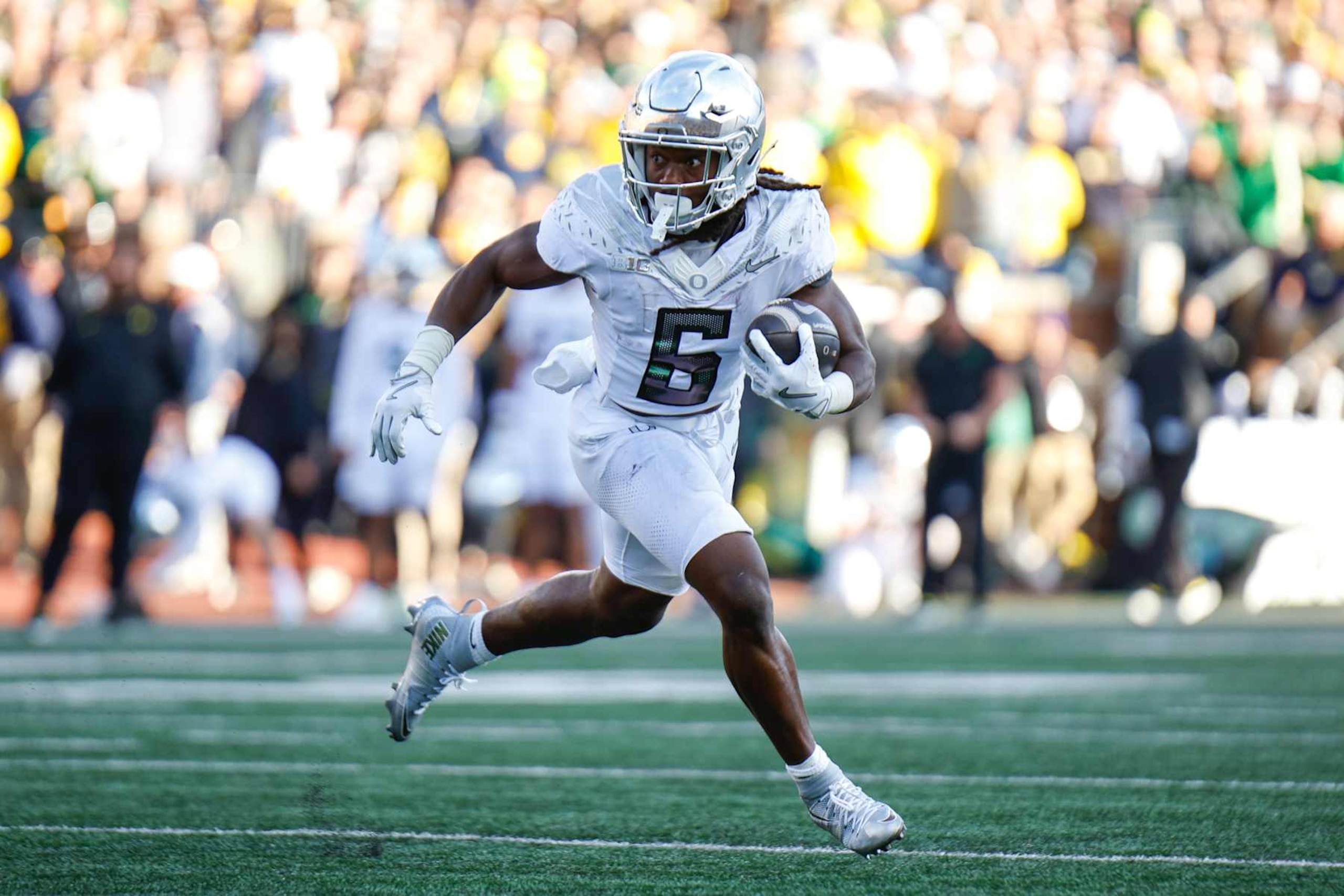 ANN ARBOR, MI - NOVEMBER 2: Noah Whittington #6 of the Oregon Ducks runs with the ball during a game between University of the Oregon Ducks and University of the Michigan Wolverines at Michigan Stadium on November 2, 2024 in Ann Arbor, Michigan. (Photo by Michael Miller/ISI Photos/Getty Images)