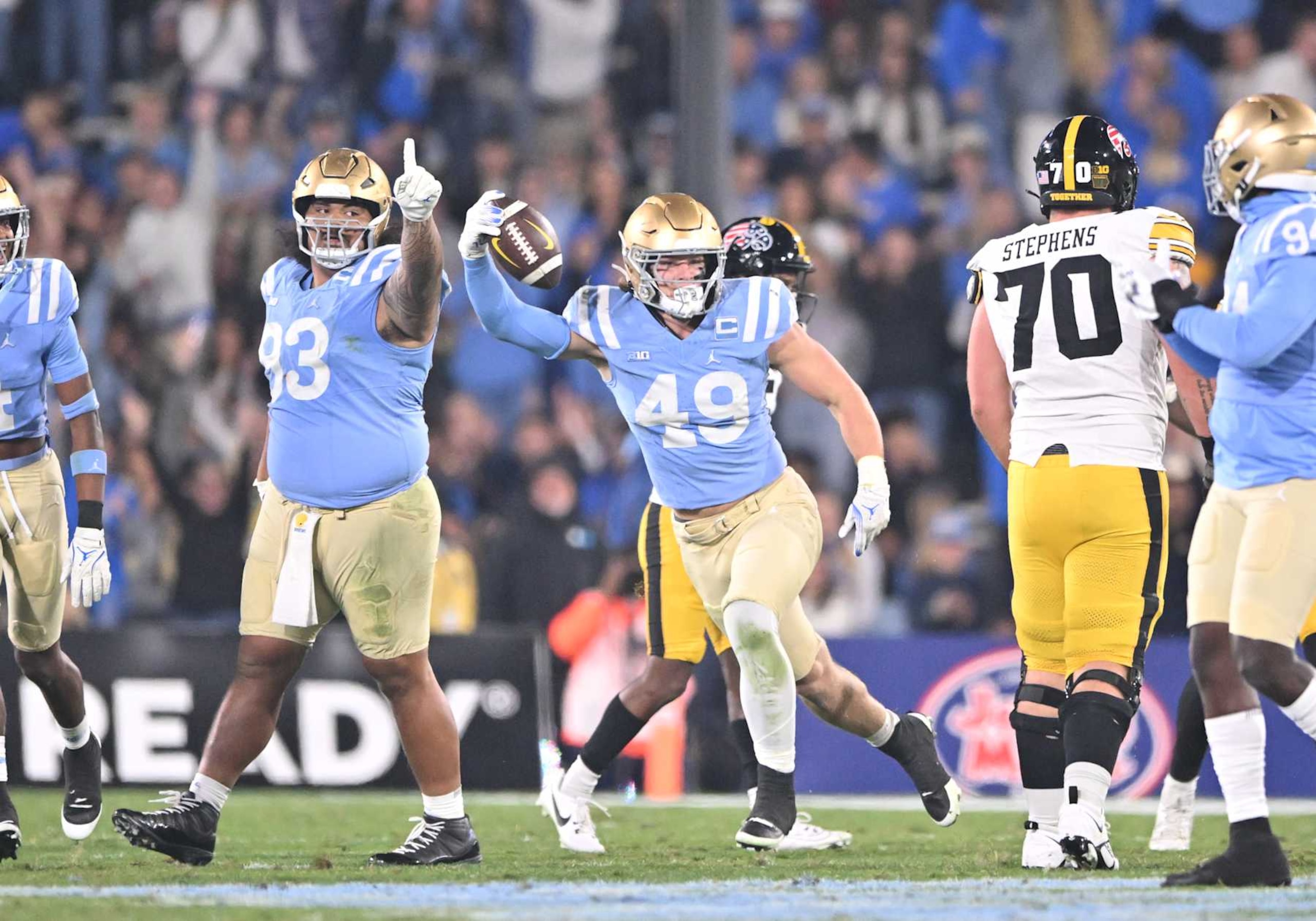 PASADENA, CA - NOVEMBER 08: UCLA Bruins linebacker Carson Schwesinger (49) recovers a loose ball during the game between Iowa and UCLA on November 08, 2024, at Rose Bowl Stadium in Pasadena, CA. (Photo by David Dennis/Icon Sportswire via Getty Images)
