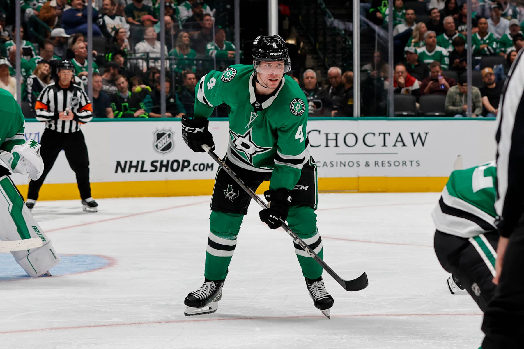 DALLAS, TX - NOVEMBER 07: Dallas Stars defenseman Miro Heiskanen (4) looks for the puck during the game between the Dallas Stars and the Chicago Blackhawks on November 7, 2024 at American Airlines Center in Dallas, Texas. (Photo by Matthew Pearce/Icon Sportswire via Getty Images) DALLAS, TX - NOVEMBER 07: Dallas Stars defenseman Miro Heiskanen (4) looks for the puck during the game between the Dallas Stars and the Chicago Blackhawks on November 7, 2024 at American Airlines Center in Dallas, Texas. (Photo by Matthew Pearce/Icon Sportswire via Getty Images)
