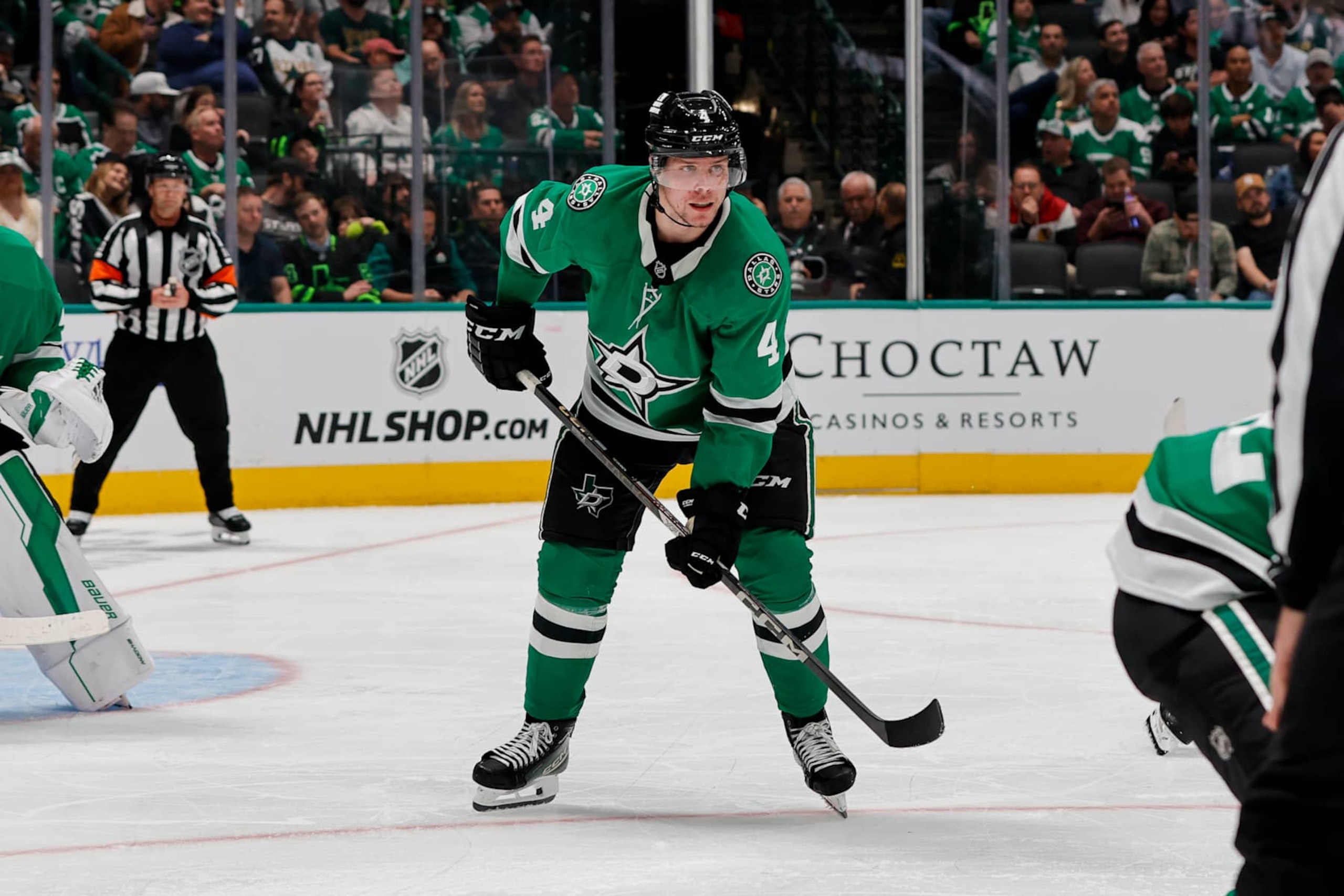 DALLAS, TX - NOVEMBER 07: Dallas Stars defenseman Miro Heiskanen (4) looks for the puck during the game between the Dallas Stars and the Chicago Blackhawks on November 7, 2024 at American Airlines Center in Dallas, Texas. (Photo by Matthew Pearce/Icon Sportswire via Getty Images)