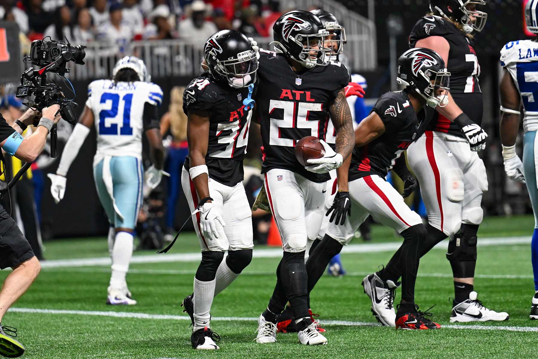ATLANTA, GA  NOVEMBER 03:  Atlanta running back Tyler Allgeier (25) reacts after scoring a touchdown during the NFL game between the Dallas Cowboys and the Atlanta Falcons on November 3rd, 2024 at Mercedes-Benz Stadium in Atlanta, GA.  (Photo by Rich von Biberstein/Icon Sportswire via Getty Images)
