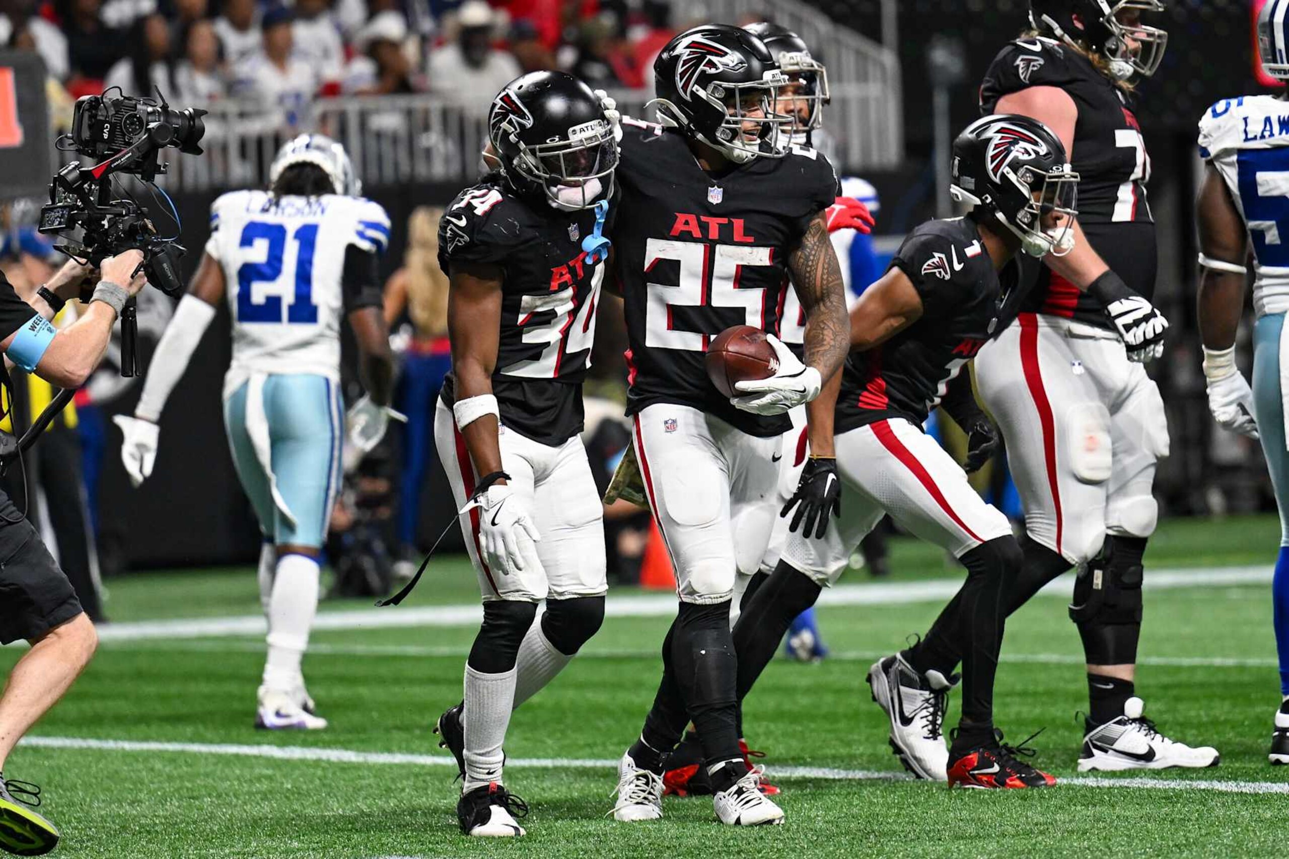 ATLANTA, GA  NOVEMBER 03:  Atlanta running back Tyler Allgeier (25) reacts after scoring a touchdown during the NFL game between the Dallas Cowboys and the Atlanta Falcons on November 3rd, 2024 at Mercedes-Benz Stadium in Atlanta, GA.  (Photo by Rich von Biberstein/Icon Sportswire via Getty Images)
