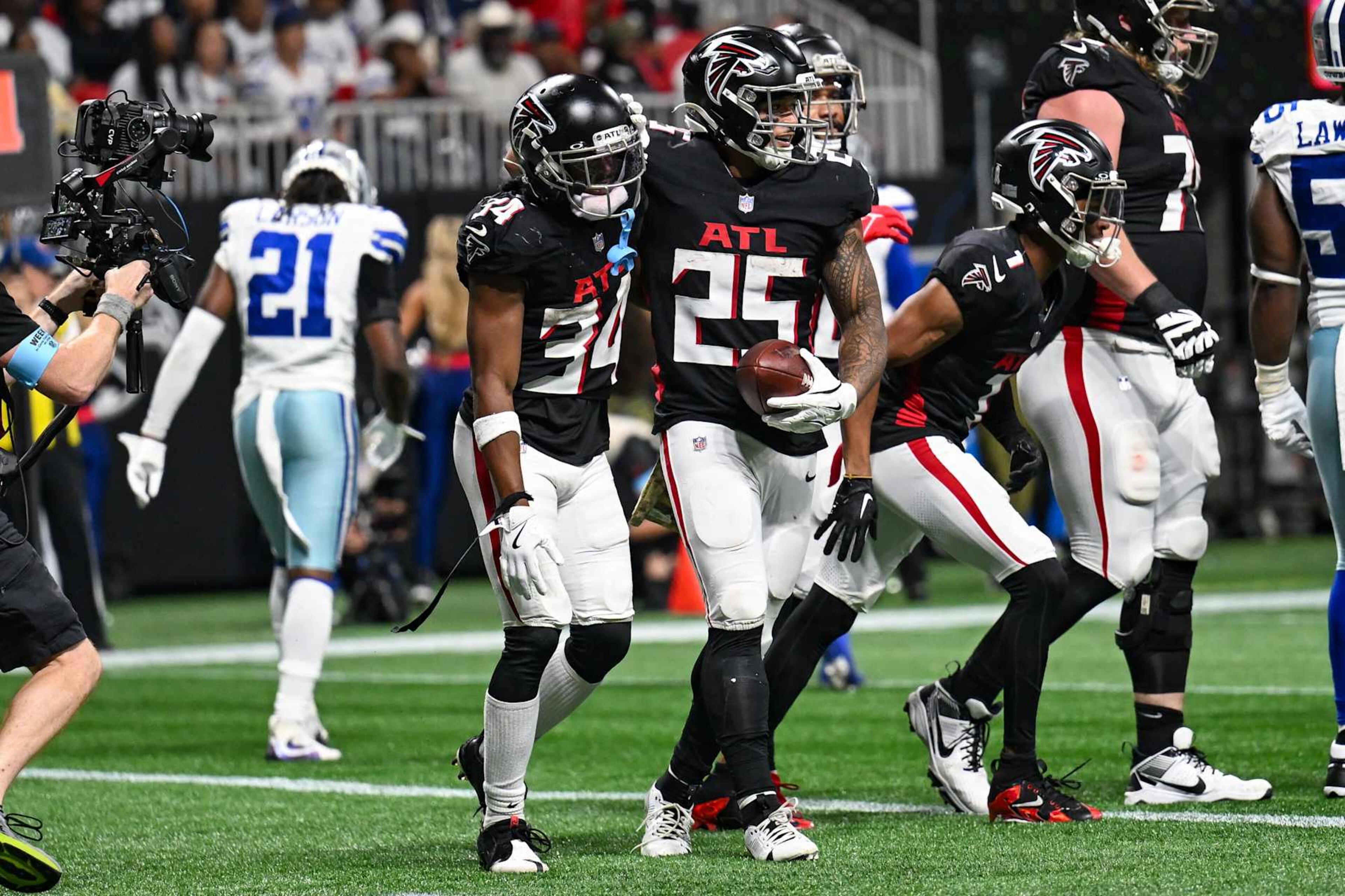 ATLANTA, GA  NOVEMBER 03:  Atlanta running back Tyler Allgeier (25) reacts after scoring a touchdown during the NFL game between the Dallas Cowboys and the Atlanta Falcons on November 3rd, 2024 at Mercedes-Benz Stadium in Atlanta, GA.  (Photo by Rich von Biberstein/Icon Sportswire via Getty Images)