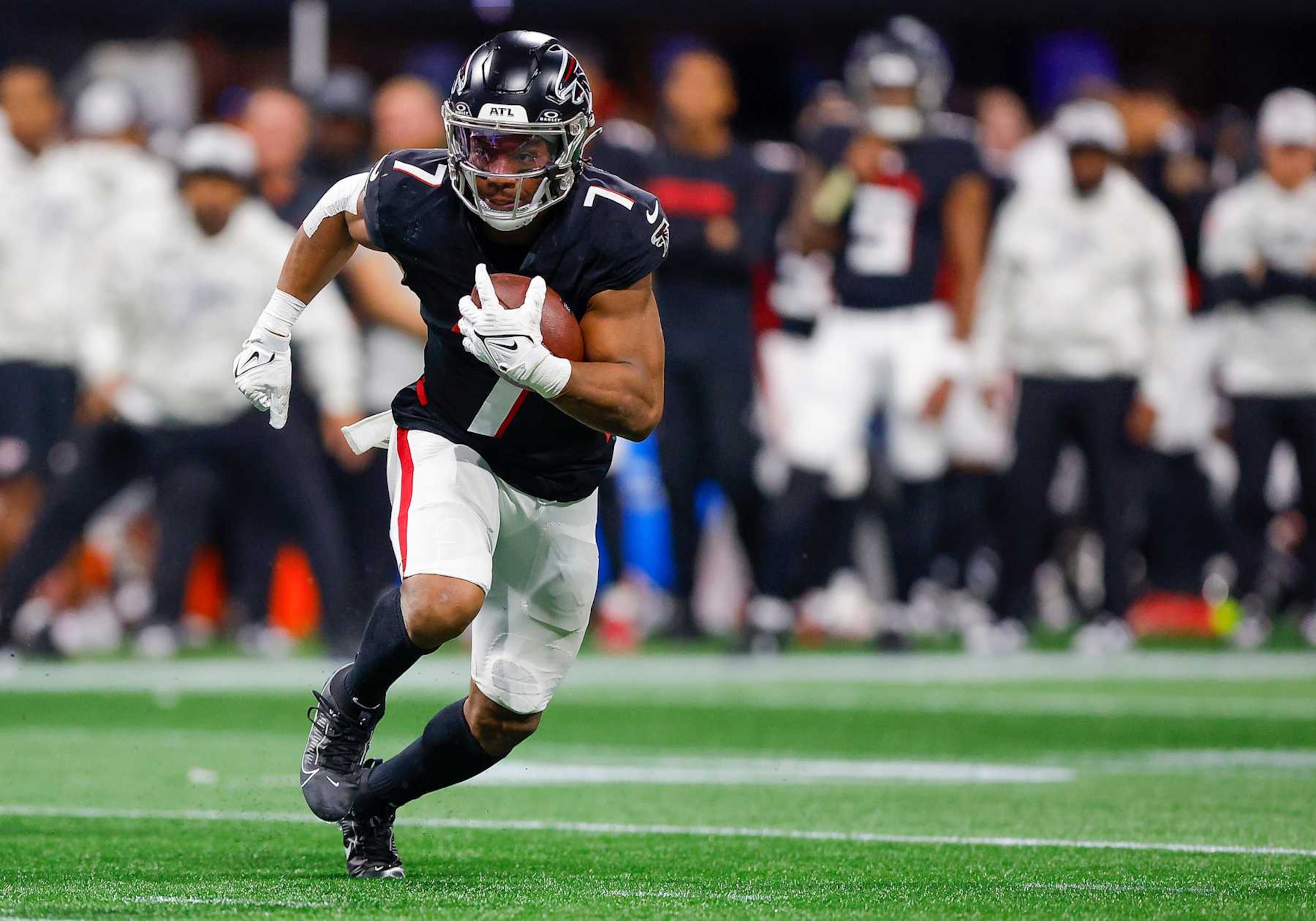 ATLANTA, GEORGIA - NOVEMBER 03: Bijan Robinson #7 of the Atlanta Falcons runs the ball  during the third quarter against the Dallas Cowboys at Mercedes-Benz Stadium on November 03, 2024 in Atlanta, Georgia. (Photo by Todd Kirkland/Getty Images)