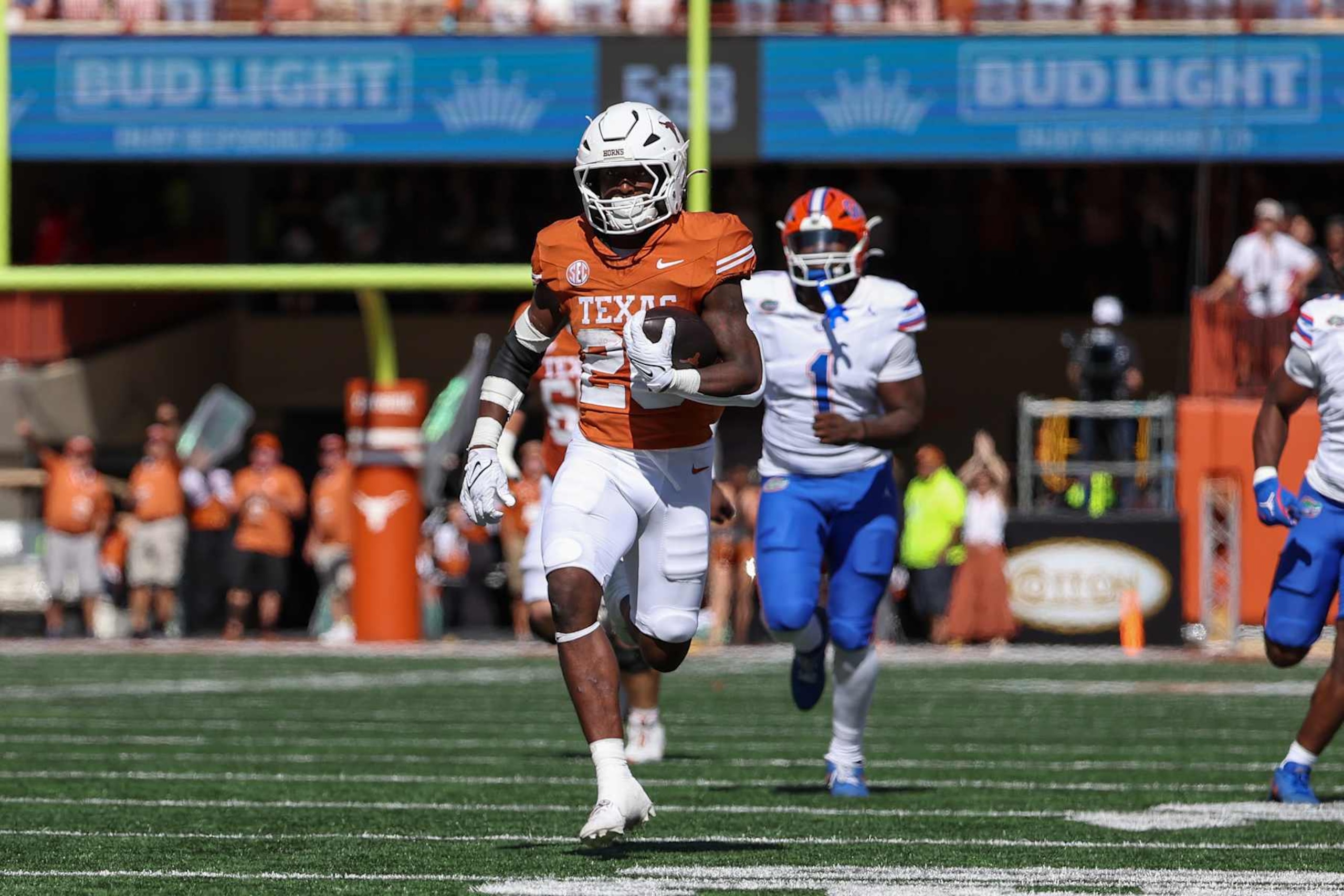 AUSTIN, TX - NOVEMBER 09: Texas Longhorns running back Quintrevion Wisner (26) runs with the ball after a screen pass during the SEC college football game between Texas Longhorns and Florida Gators on November 9, 2024, at Darrell K Royal - Texas Memorial Stadium in Austin, TX. (Photo by David Buono/Icon Sportswire via Getty Images) AUSTIN, TX - NOVEMBER 09: Texas Longhorns running back Quintrevion Wisner (26) runs with the ball after a screen pass during the SEC college football game between Texas Longhorns and Florida Gators on November 9, 2024, at Darrell K Royal - Texas Memorial Stadium in Austin, TX. (Photo by David Buono/Icon Sportswire via Getty Images)