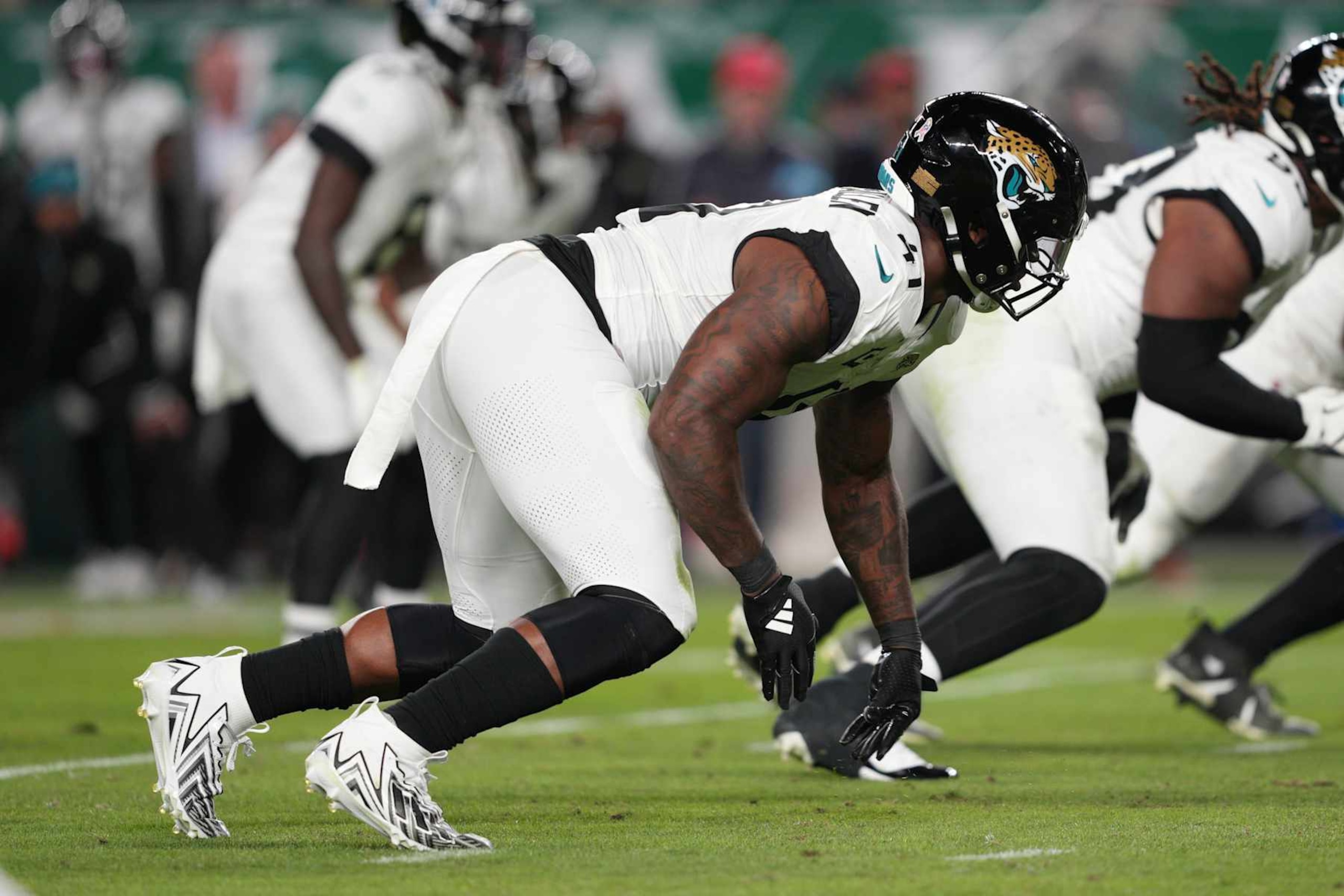 PHILADELPHIA, PA - NOVEMBER 03: Jacksonville Jaguars defensive end Josh Hines-Allen (41) rushes during the game between the Philadelphia Eagles and the Jacksonville Jaguars on November 3, 2024 at Lincoln Financial Field in Philadelphia, PA. (Photo by Andy Lewis/Icon Sportswire via Getty Images)