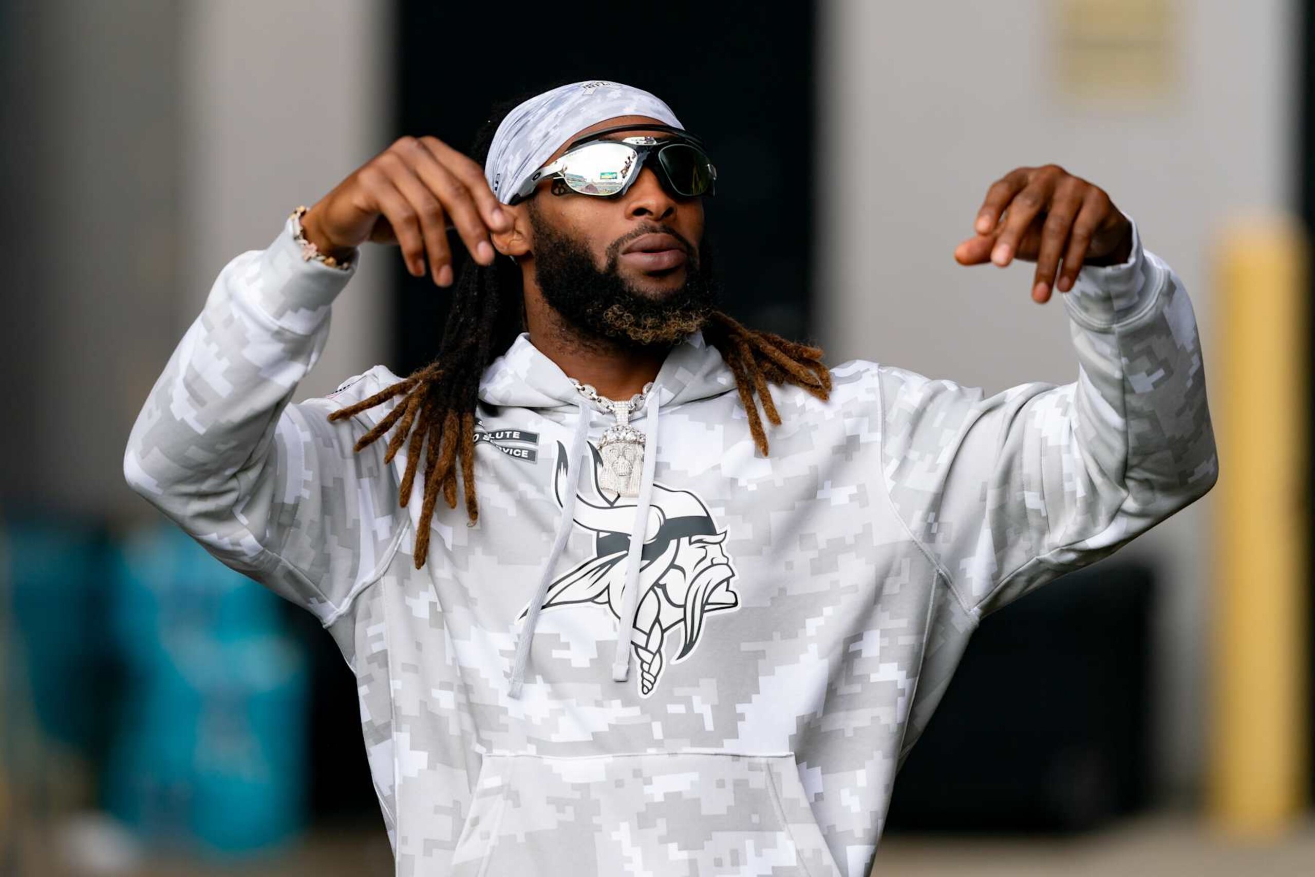 JACKSONVILLE, FL - NOVEMBER 10: Minnesota Vikings running back Aaron Jones (33) waves to fans before an NFL game between the Minnesota Vikings and the Jacksonville Jaguars on November 10th, 2024 at EverBank Stadium in Jacksonville, FL.(Photo by Chris Leduc/Icon Sportswire via Getty Images)