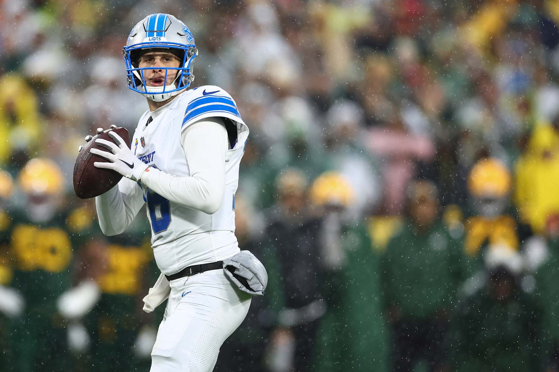 GREEN BAY, WISCONSIN - NOVEMBER 3: Jared Goff #16 of the Detroit Lions drops back to pass during an NFL football game against the Green Bay Packers at Lambeau Field on November 3, 2024 in Green Bay, WI. (Photo by Kevin Sabitus/Getty Images)