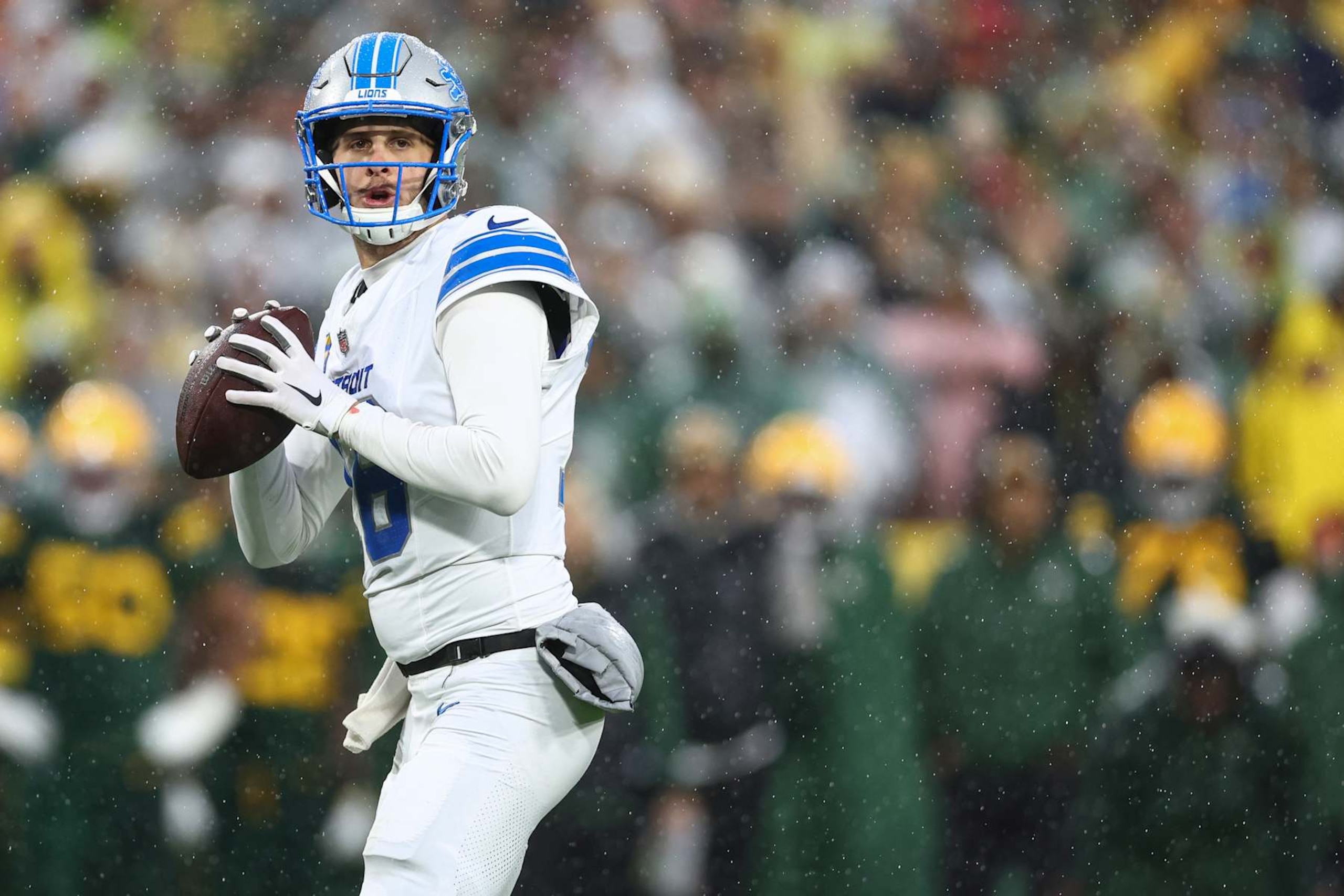 GREEN BAY, WISCONSIN - NOVEMBER 3: Jared Goff #16 of the Detroit Lions drops back to pass during an NFL football game against the Green Bay Packers at Lambeau Field on November 3, 2024 in Green Bay, WI. (Photo by Kevin Sabitus/Getty Images)