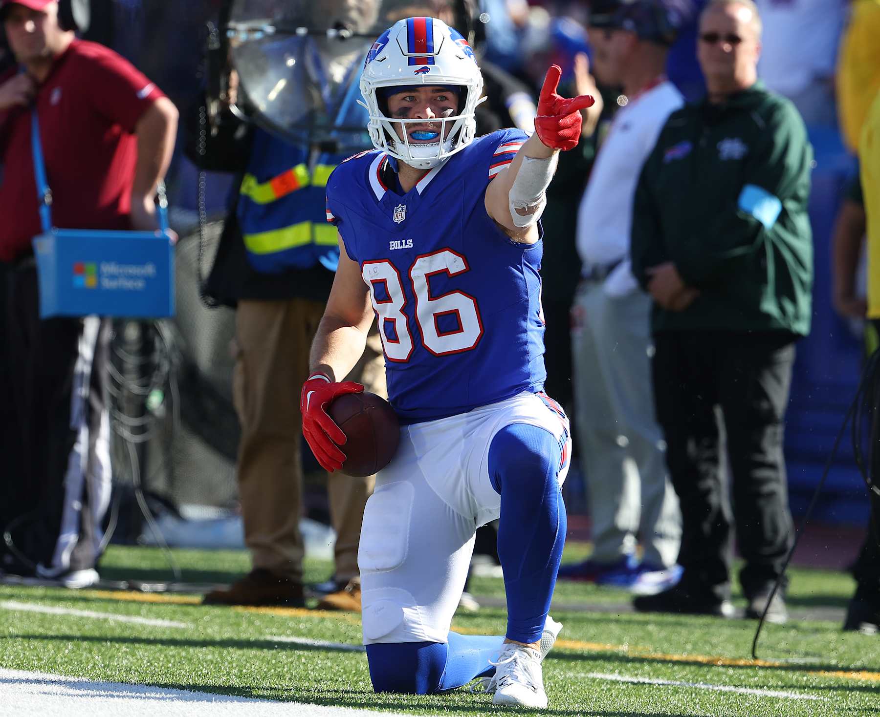 ORCHARD PARK, NEW YORK - OCTOBER 20: Dalton Kincaid #86 of the Buffalo Bills reacts after making a catch for a first down against the Tennessee Titans during the third quarter at Highmark Stadium on October 20, 2024 in Orchard Park, New York. (Photo by Timothy T Ludwig/Getty Images)