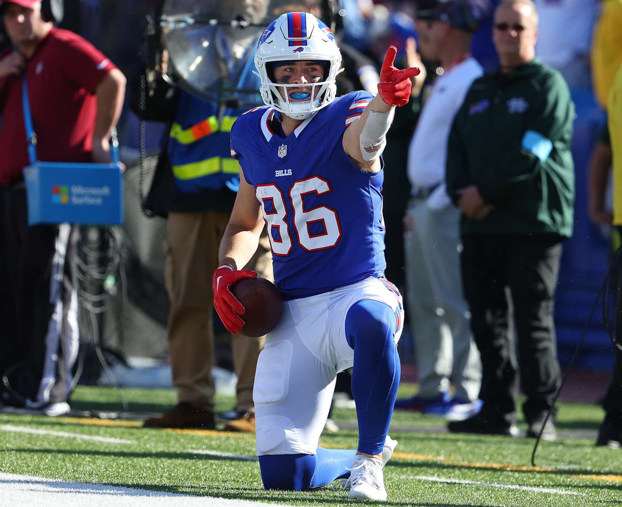ORCHARD PARK, NEW YORK - OCTOBER 20: Dalton Kincaid #86 of the Buffalo Bills reacts after making a catch for a first down against the Tennessee Titans during the third quarter at Highmark Stadium on October 20, 2024 in Orchard Park, New York. (Photo by Timothy T Ludwig/Getty Images)