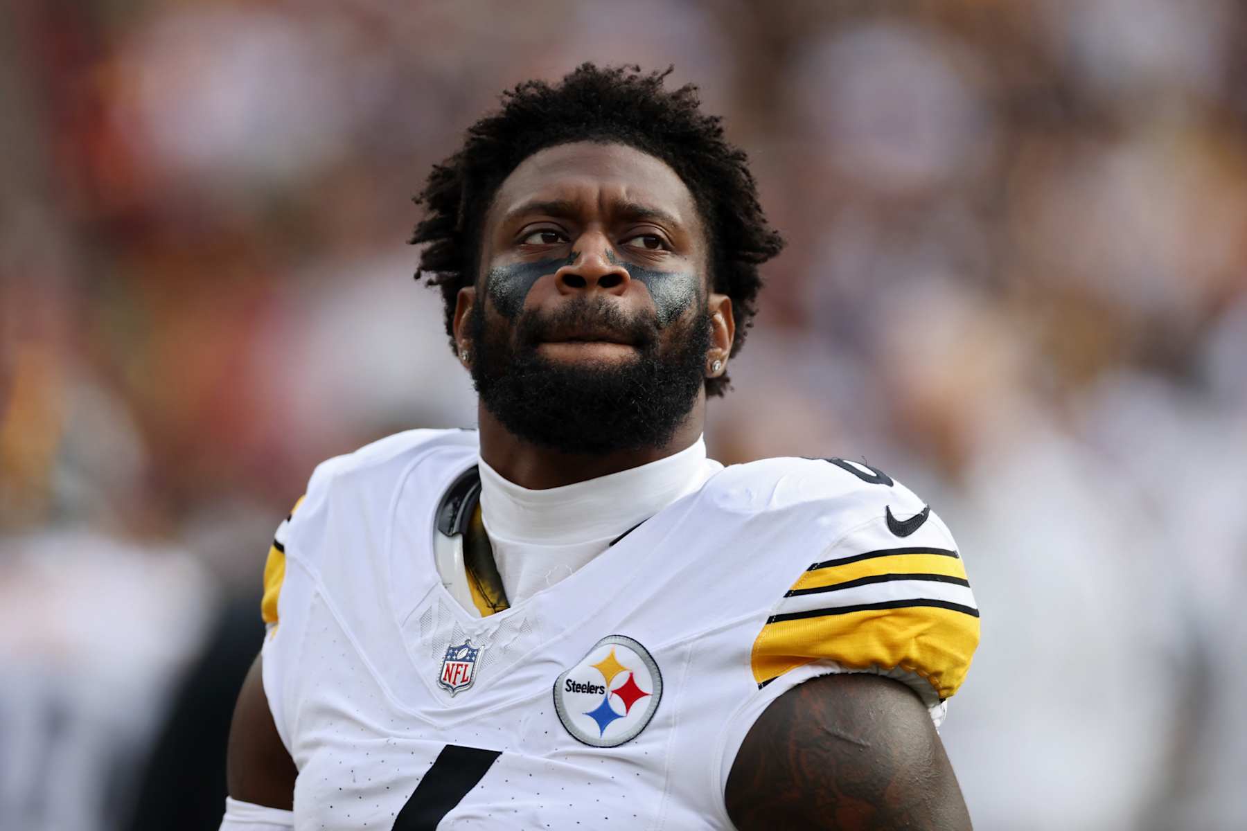 LANDOVER, MARYLAND - NOVEMBER 10: Patrick Queen #6 of the Pittsburgh Steelers looks on prior to a game against the Washington Commanders at Northwest Stadium on November 10, 2024 in Landover, Maryland. (Photo by Patrick Smith/Getty Images)
