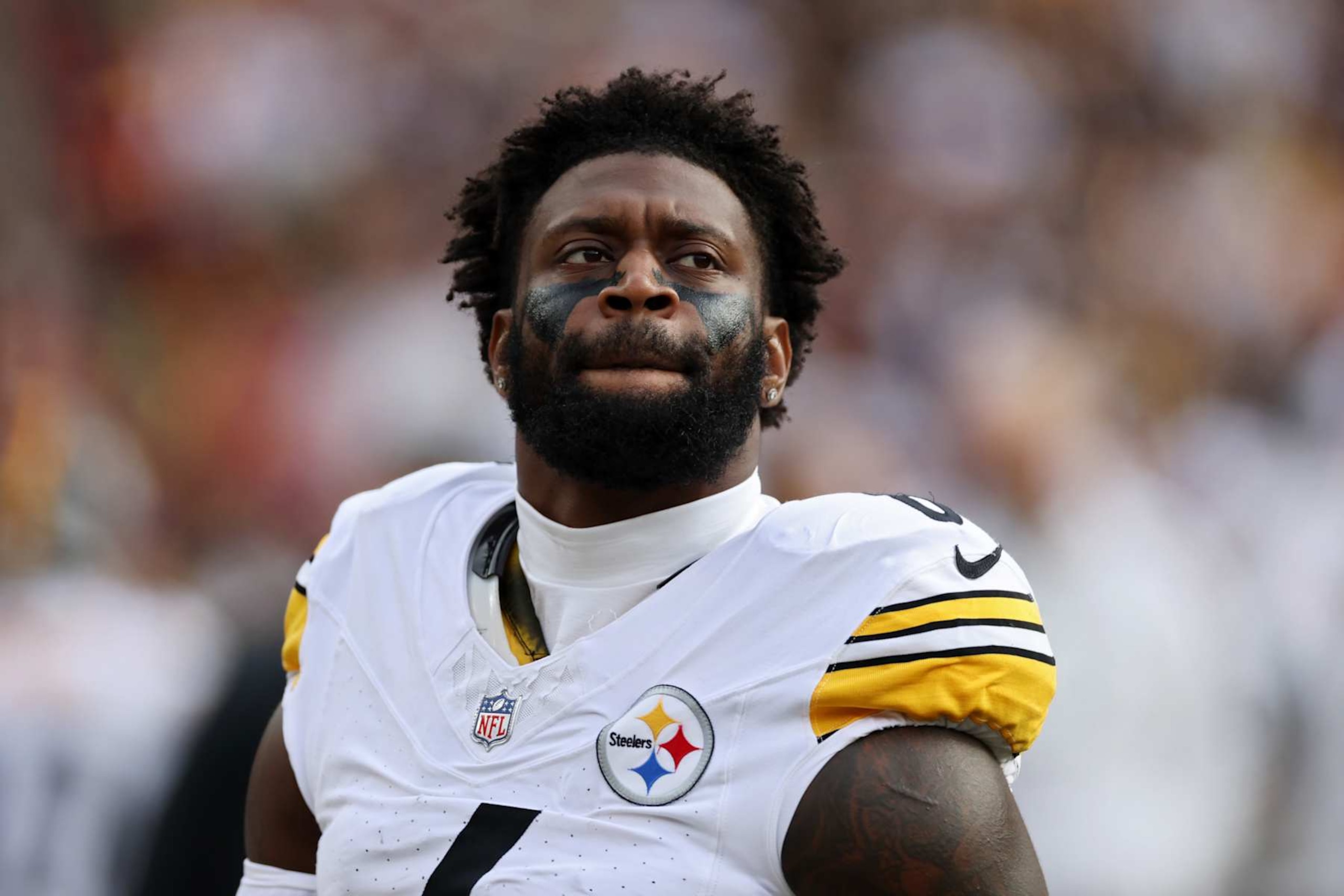LANDOVER, MARYLAND - NOVEMBER 10: Patrick Queen #6 of the Pittsburgh Steelers looks on prior to a game against the Washington Commanders at Northwest Stadium on November 10, 2024 in Landover, Maryland. (Photo by Patrick Smith/Getty Images) LANDOVER, MARYLAND - NOVEMBER 10: Patrick Queen #6 of the Pittsburgh Steelers looks on prior to a game against the Washington Commanders at Northwest Stadium on November 10, 2024 in Landover, Maryland. (Photo by Patrick Smith/Getty Images)