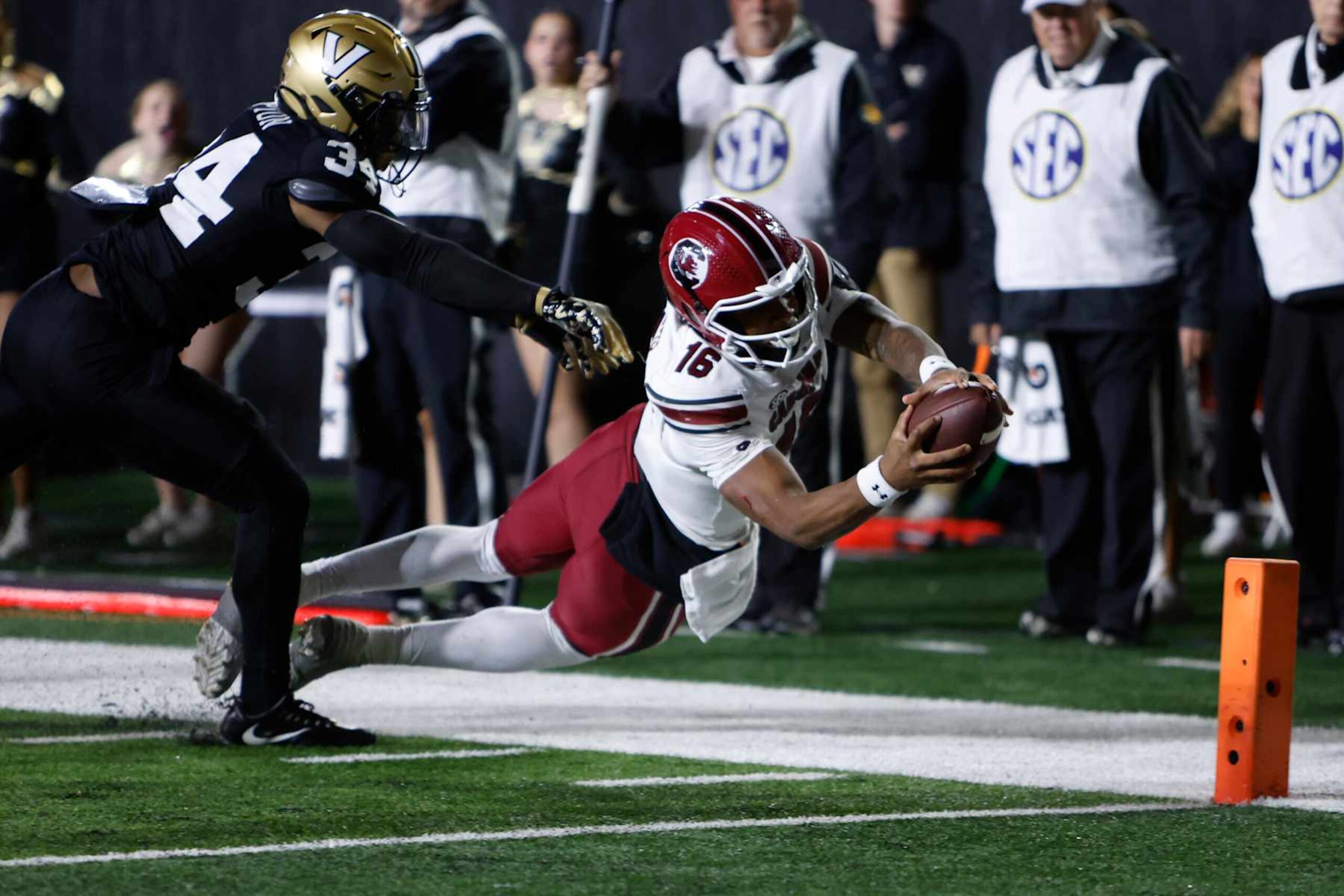 NASHVILLE, TN - NOVEMBER 09: South Carolina Gamecocks quarterback LaNorris Sellers (16) dives for a pylon in front of Vanderbilt Commodores linebacker Maurice Hampton Jr. (34) during a game between the Vanderbilt Commodores and South Carolina Gamecocks, November 9, 2024 at FirstBank Stadium in Nashville, Tennessee. (Photo by Matthew Maxey/Icon Sportswire via Getty Images)