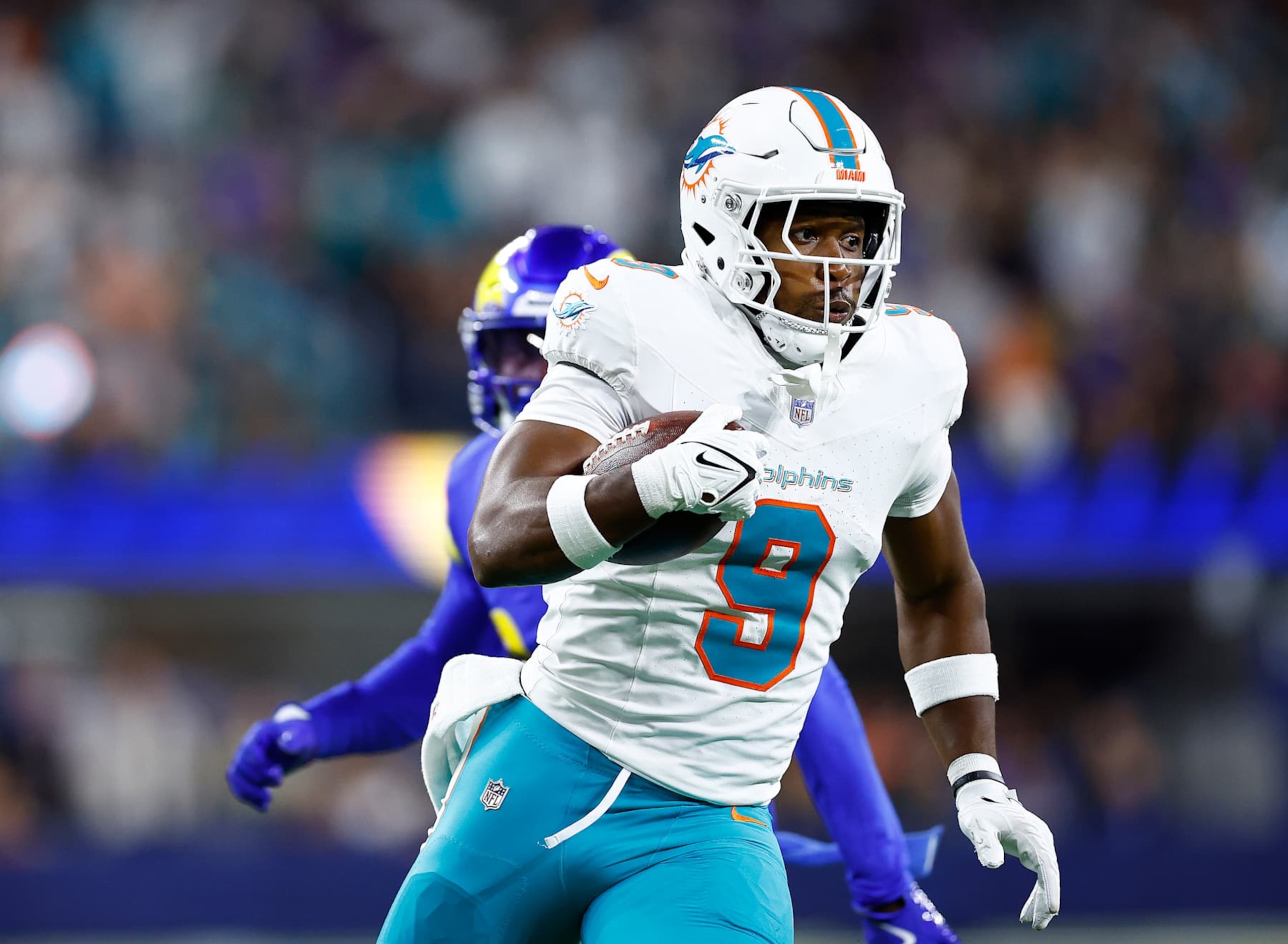 INGLEWOOD, CALIFORNIA - NOVEMBER 11:  Jonnu Smith #9 of the Miami Dolphins at SoFi Stadium on November 11, 2024 in Inglewood, California. (Photo by Ronald Martinez/Getty Images)