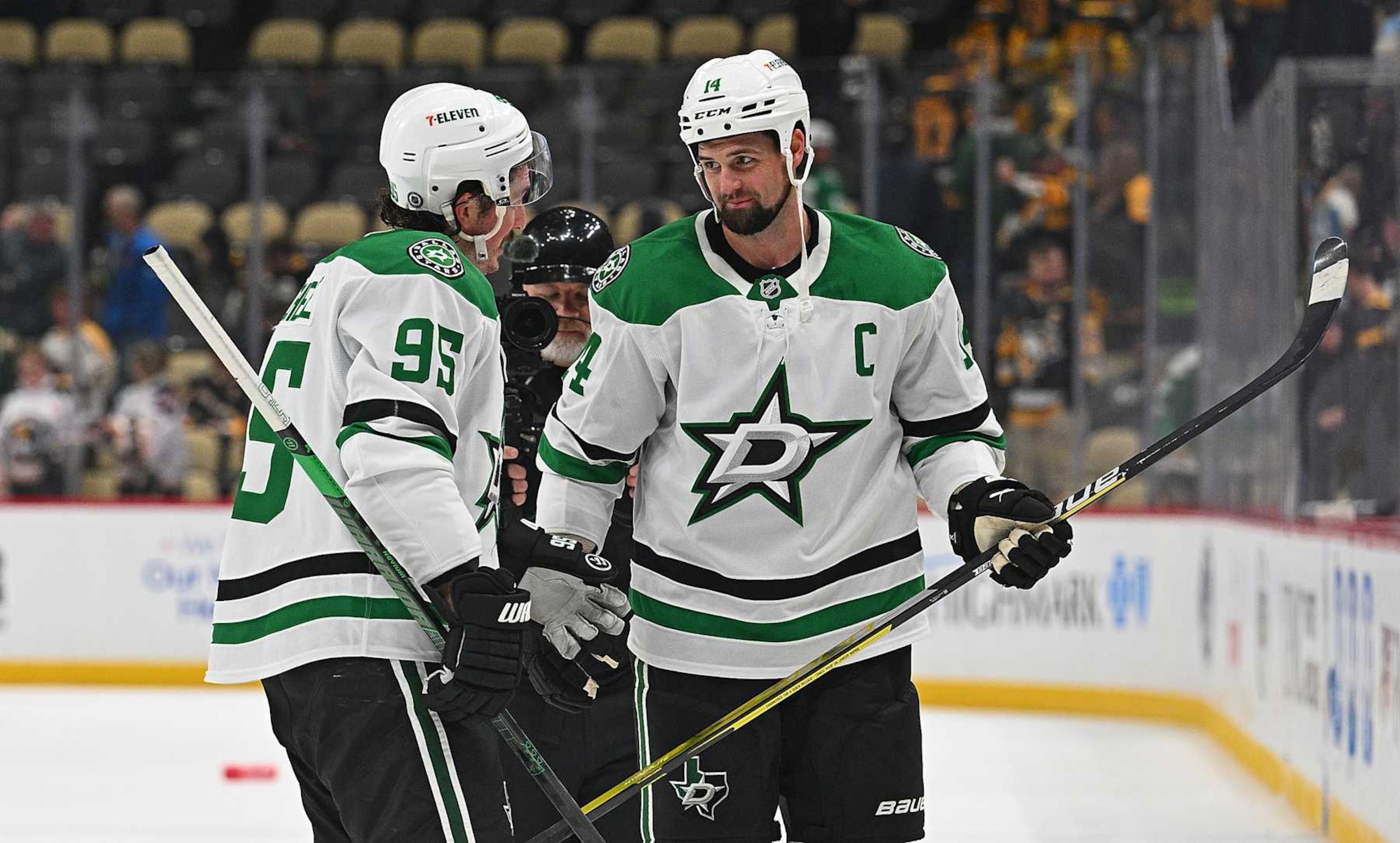 PITTSBURGH, PENNSYLVANIA - NOVEMBER 11: Jamie Benn #14 of the Dallas Stars celebrates with Matt Duchene #95 following a 7-1 win over the Pittsburgh Penguins during the game at PPG PAINTS Arena on November 11, 2024 in Pittsburgh, Pennsylvania. (Photo by Justin Berl/Getty Images) PITTSBURGH, PENNSYLVANIA - NOVEMBER 11: Jamie Benn #14 of the Dallas Stars celebrates with Matt Duchene #95 following a 7-1 win over the Pittsburgh Penguins during the game at PPG PAINTS Arena on November 11, 2024 in Pittsburgh, Pennsylvania. (Photo by Justin Berl/Getty Images)