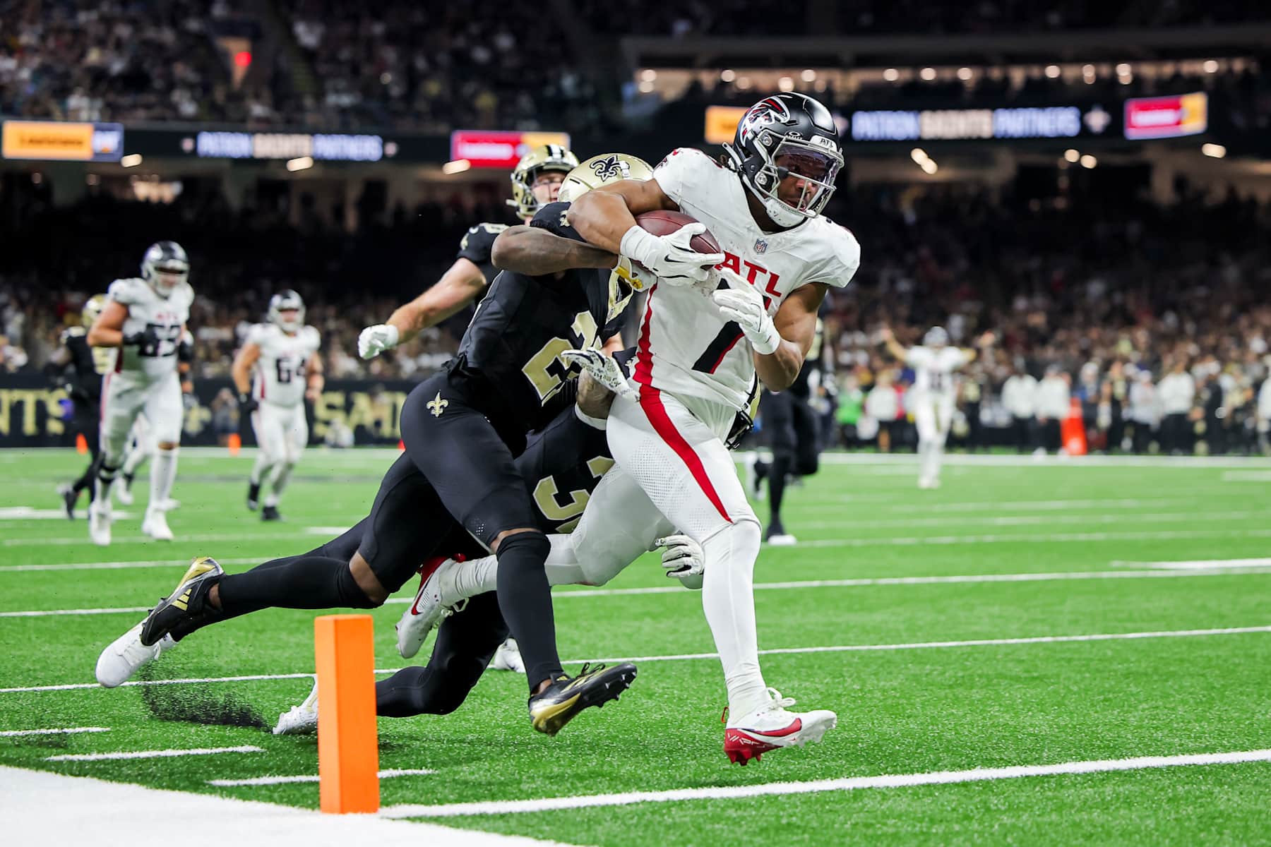 NEW ORLEANS, LOUISIANA - NOVEMBER 10: Bijan Robinson #7 of the Atlanta Falcons runs with the ball for a touchdown during the third quarter against the New Orleans Saints at Caesars Superdome on November 10, 2024 in New Orleans, Louisiana. (Photo by Jonathan Bachman/Getty Images)
