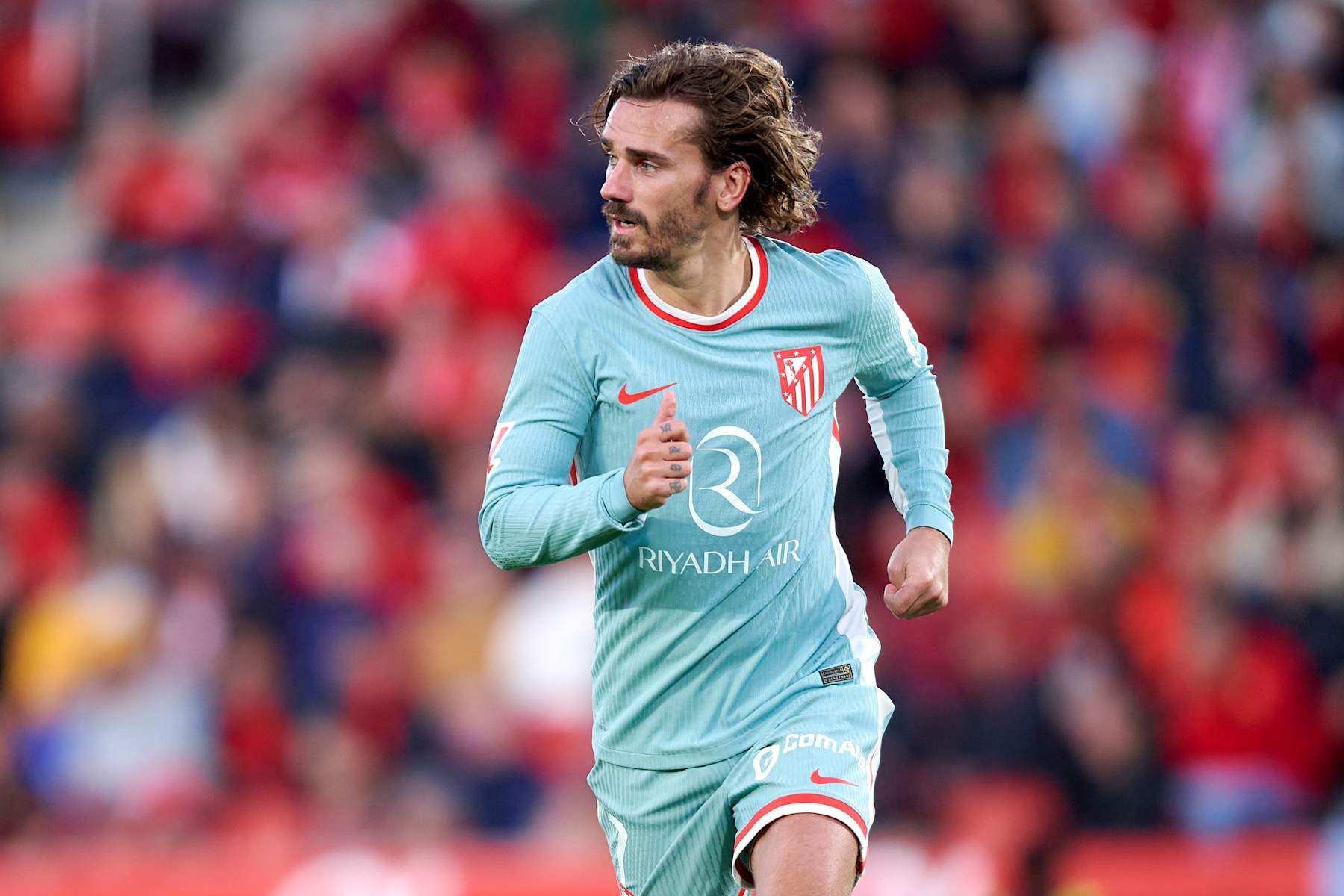 MALLORCA, SPAIN - NOVEMBER 10: Antoine Griezmann of Atletico de Madrid looks on during the LaLiga match between RCD Mallorca and Atletico de Madrid at Estadi de Son Moix on November 10, 2024 in Mallorca, Spain. (Photo by Cristian Trujillo/Quality Sport Images/Getty Images)