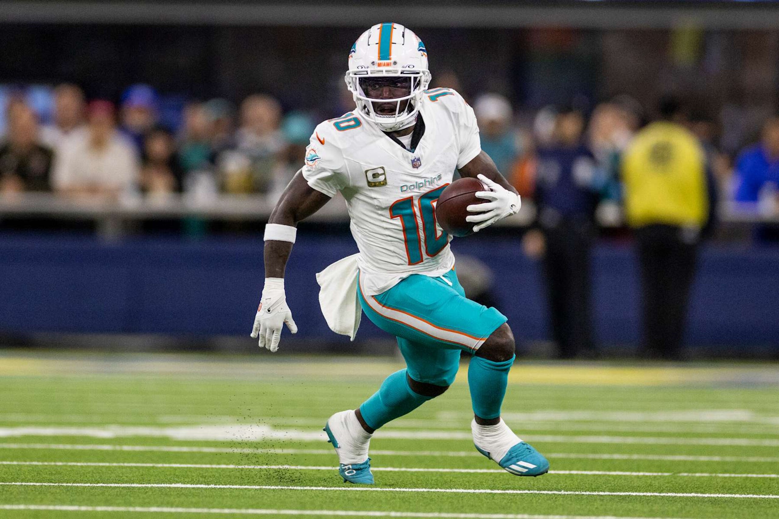 INGLEWOOD, CALIFORNIA - NOVEMBER 11: Tyreek Hill #10 of the Miami Dolphins runs with the ball during an NFL Football game against the Los Angeles Rams at SoFi Stadium on November 11, 2024 in Inglewood, California. (Photo by Michael Owens/Getty Images)