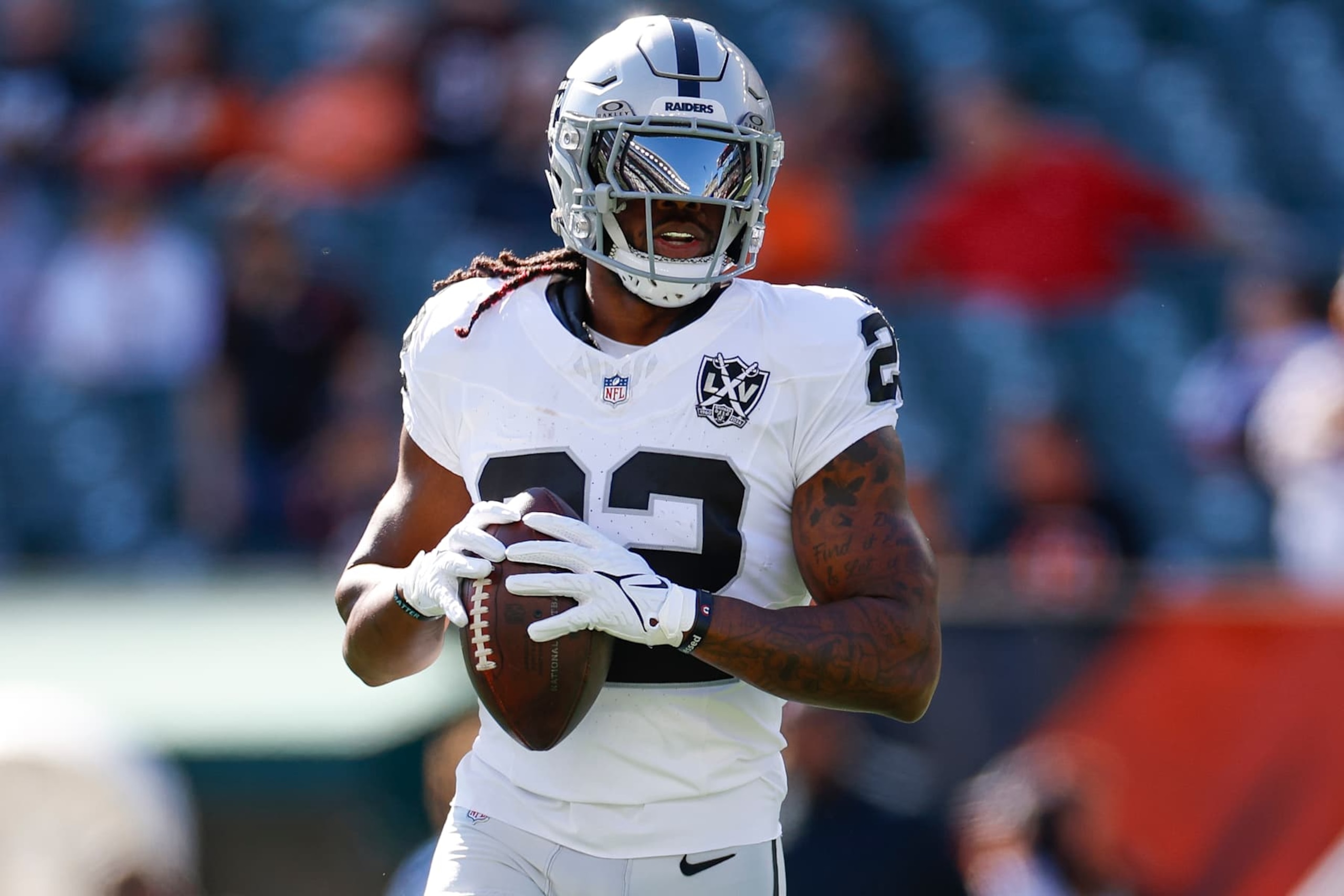CINCINNATI, OHIO - NOVEMBER 3: Alexander Mattison #22 of the Las Vegas Raiders warms up on the field prior to a game against the Cincinnati Bengals at Paycor Stadium on November 3, 2024 in Cincinnati, Ohio. (Photo by Brandon Sloter/Getty Images) CINCINNATI, OHIO - NOVEMBER 3: Alexander Mattison #22 of the Las Vegas Raiders warms up on the field prior to a game against the Cincinnati Bengals at Paycor Stadium on November 3, 2024 in Cincinnati, Ohio. (Photo by Brandon Sloter/Getty Images)